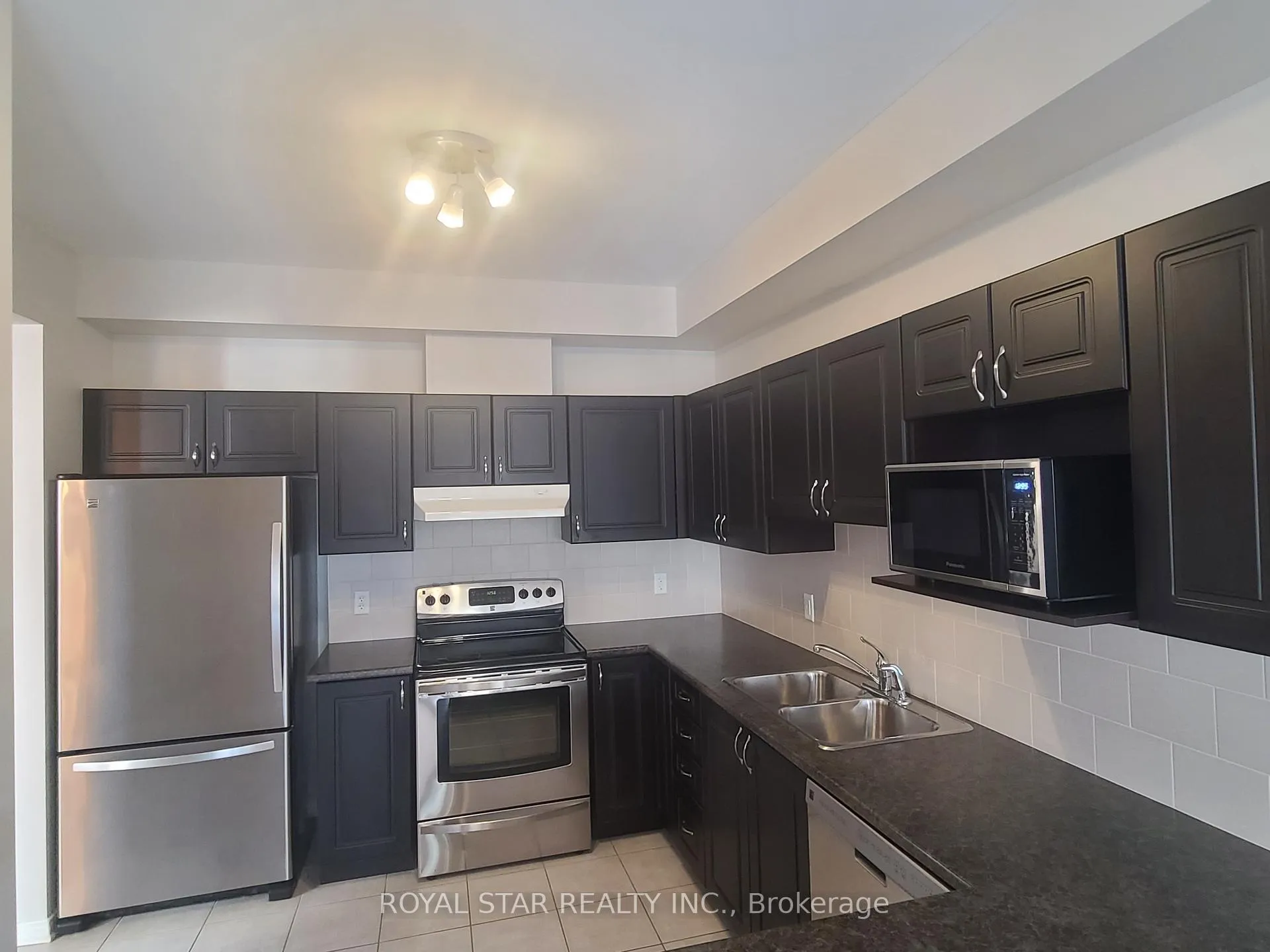 Photo 5 of 621 Pepperville Crescent, Ottawa, Kanata - Emerald Meadows/Trailwest — HOMEH