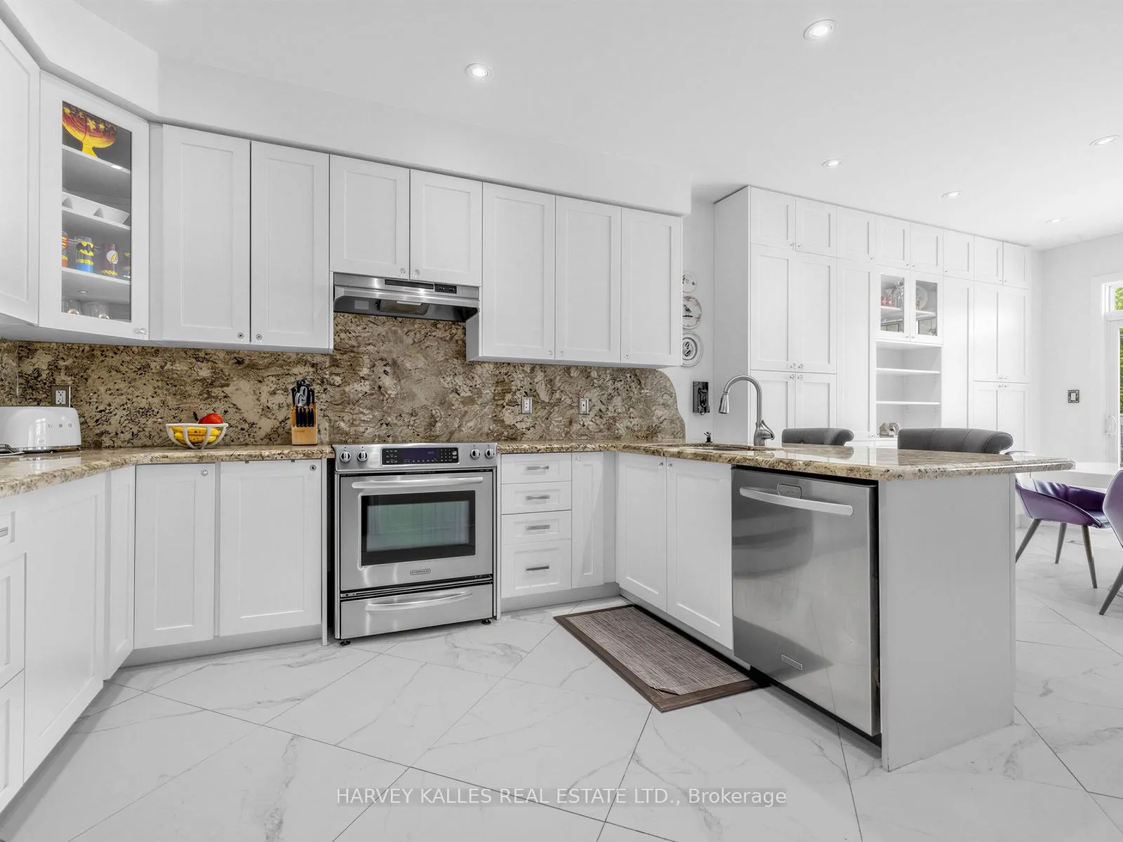 Photo 7 of 28 Southvale Drive, Vaughan, Patterson — HOMEH