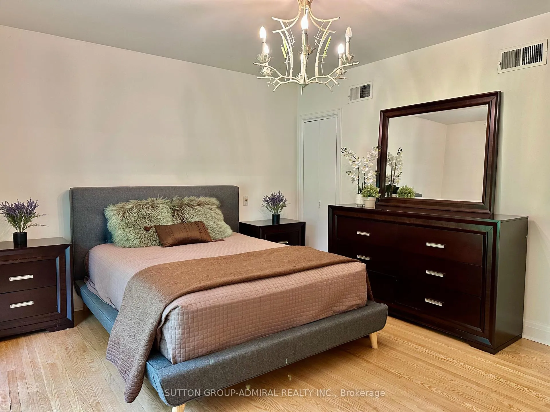 Photo 14 of 97 Valecrest Drive, Etobicoke, Edenbridge-Humber Valley — HOMEH