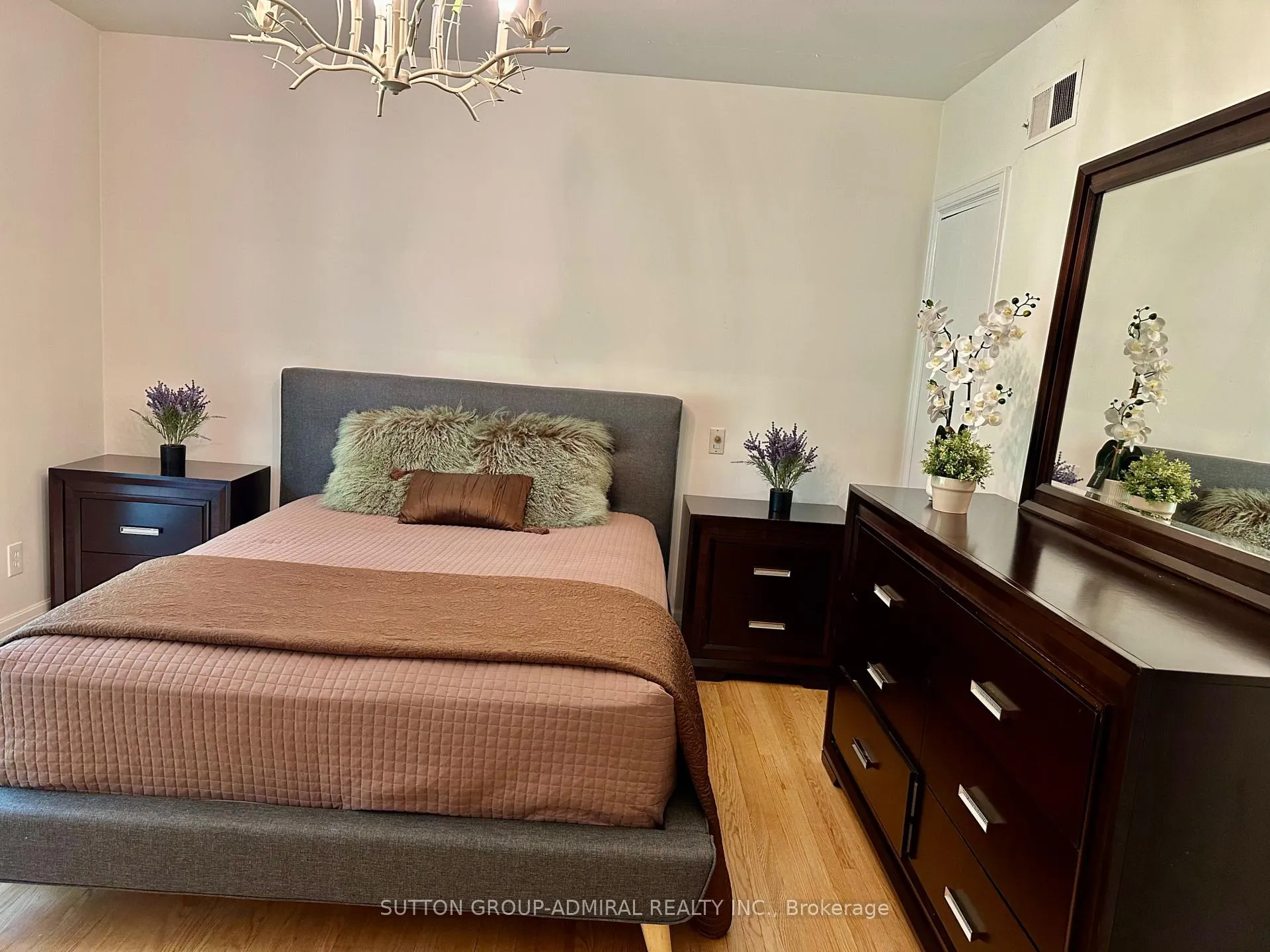 Photo 17 of 97 Valecrest Drive, Etobicoke, Edenbridge-Humber Valley — HOMEH