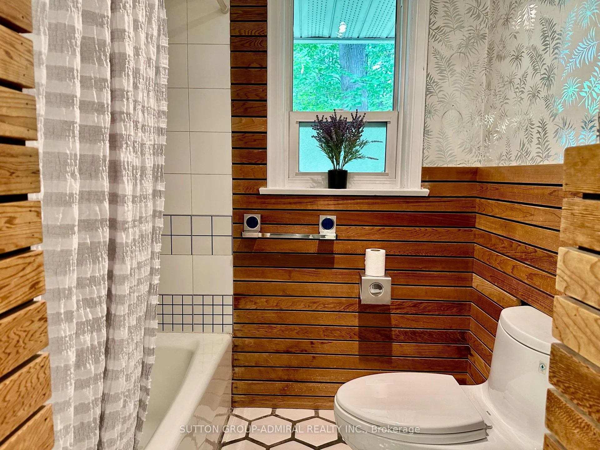Photo 20 of 97 Valecrest Drive, Etobicoke, Edenbridge-Humber Valley — HOMEH