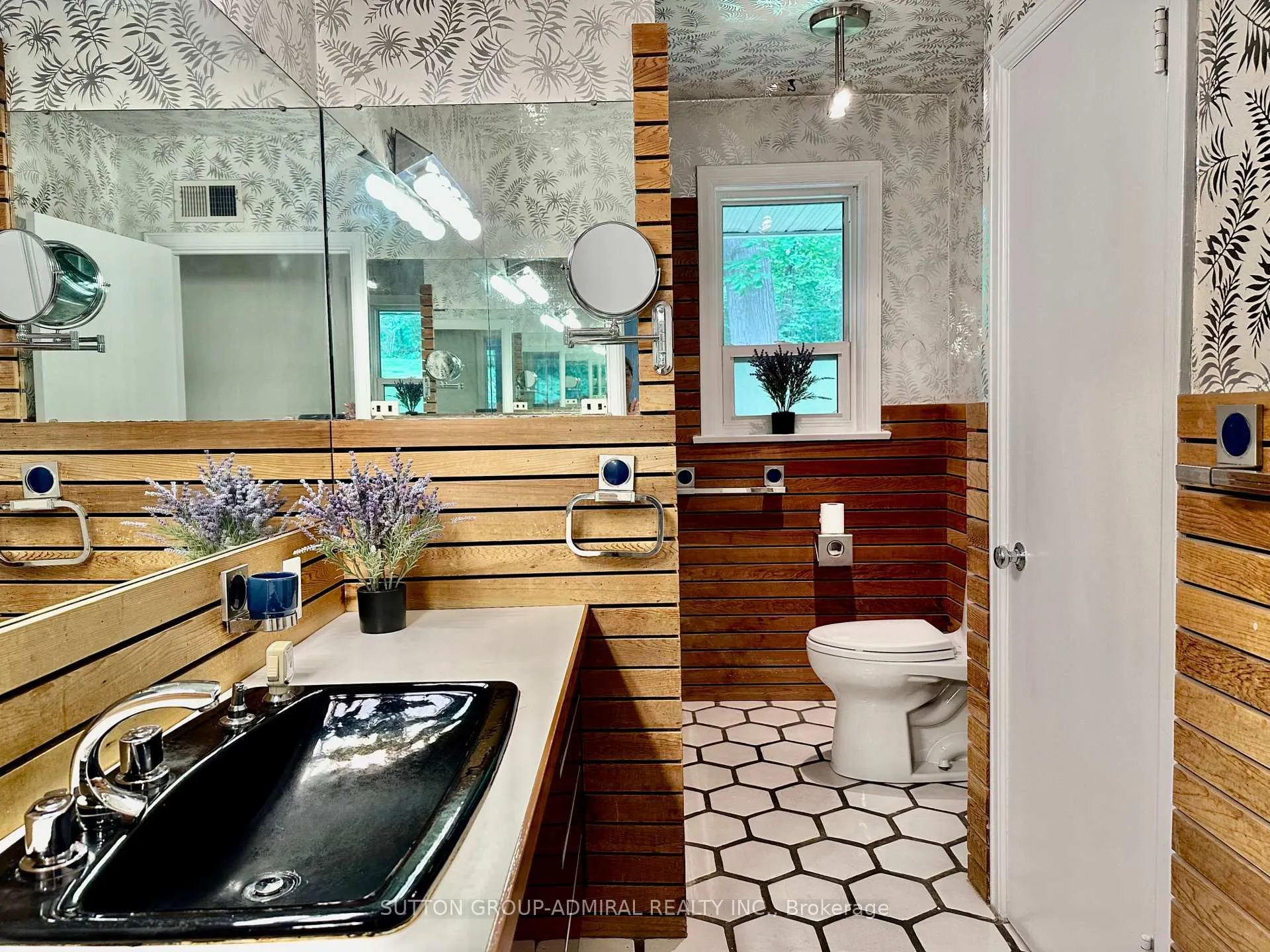 Photo 21 of 97 Valecrest Drive, Etobicoke, Edenbridge-Humber Valley — HOMEH