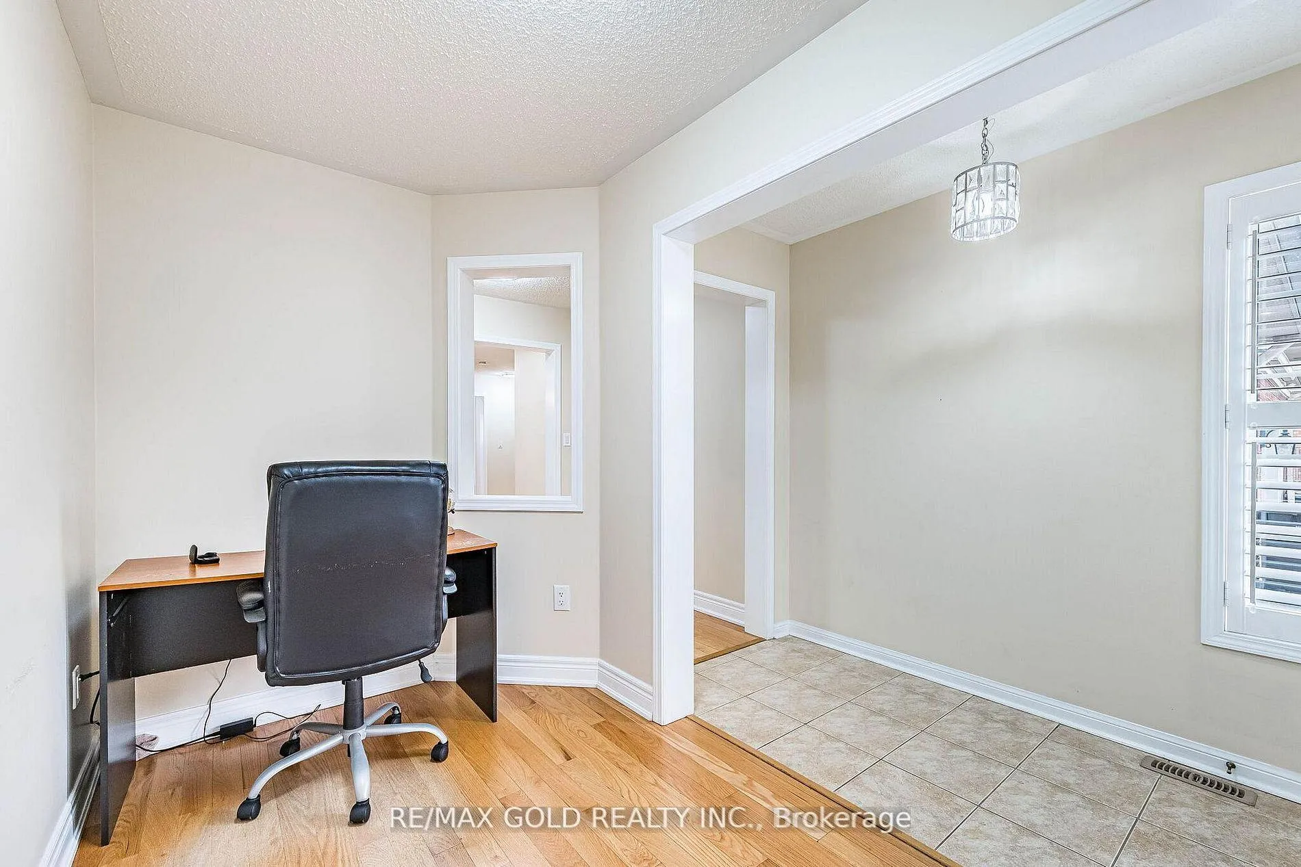 Photo 4 of 11 Ponymeadow Way, Brampton, Credit Valley — HOMEH