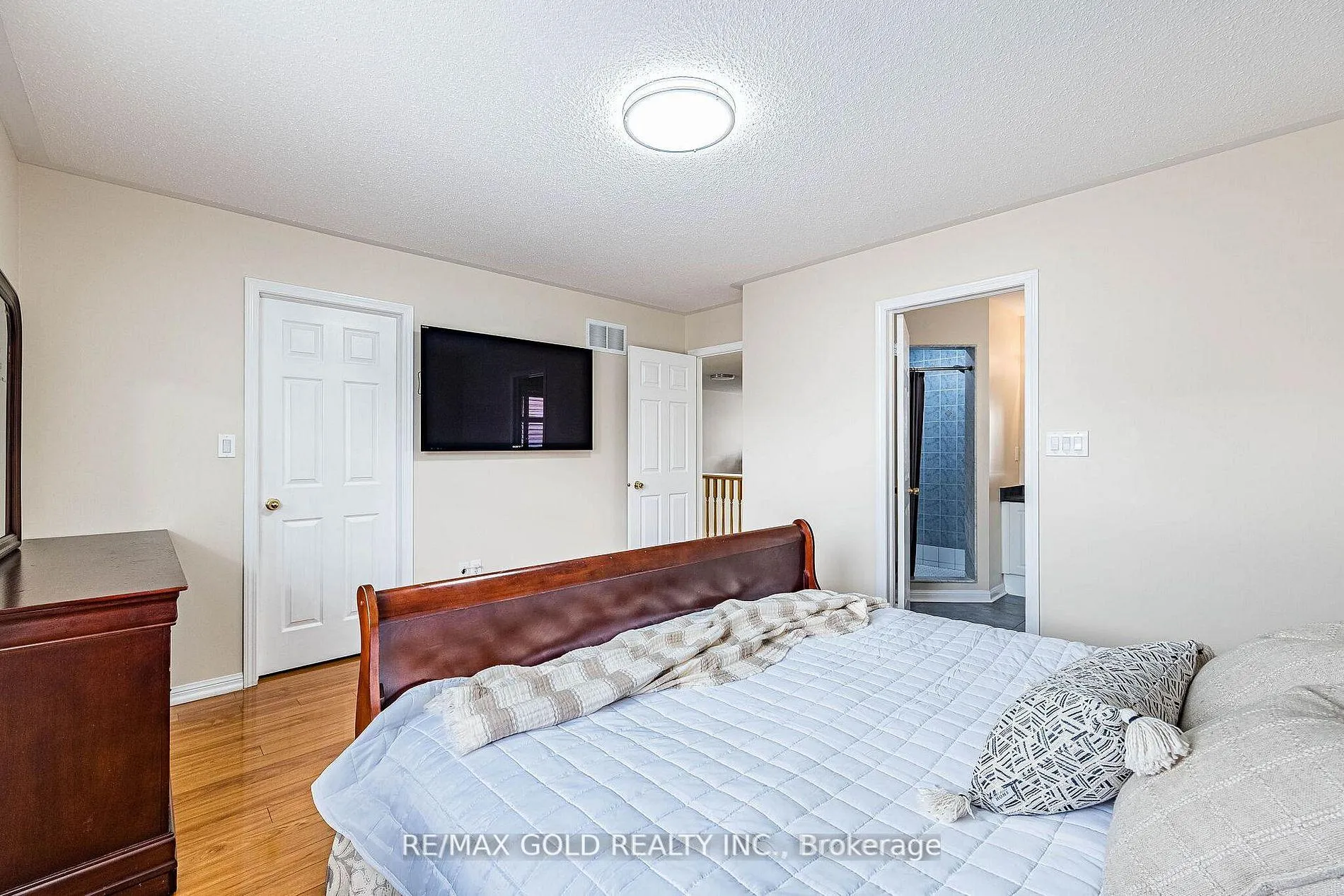 Photo 13 of 11 Ponymeadow Way, Brampton, Credit Valley — HOMEH
