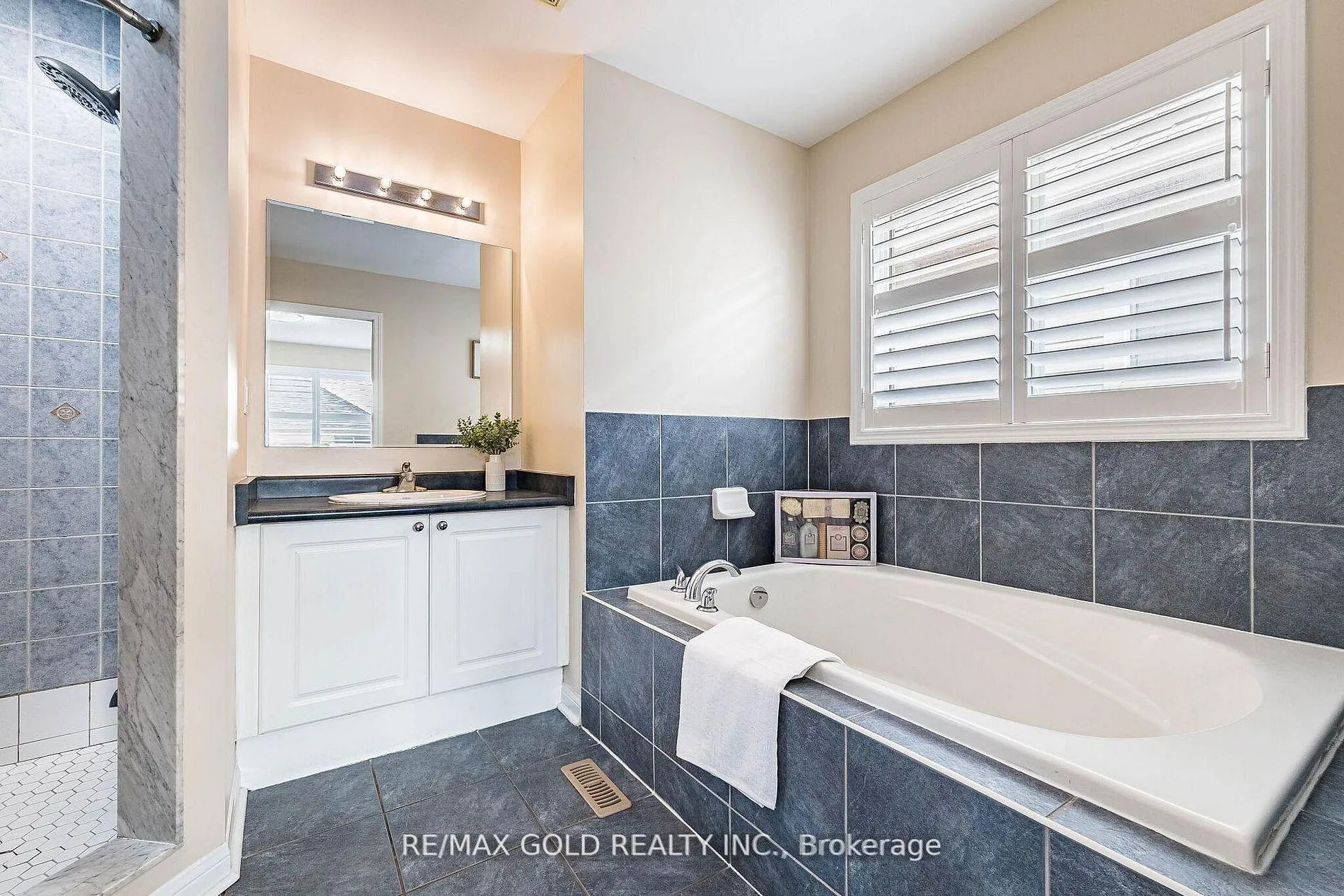 Photo 14 of 11 Ponymeadow Way, Brampton, Credit Valley — HOMEH