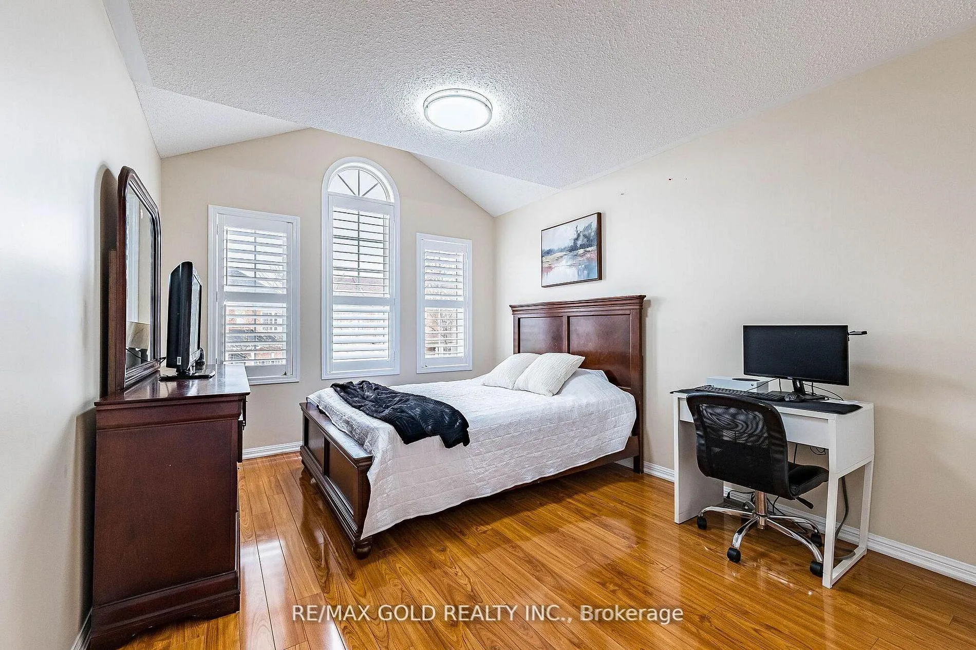 Photo 15 of 11 Ponymeadow Way, Brampton, Credit Valley — HOMEH