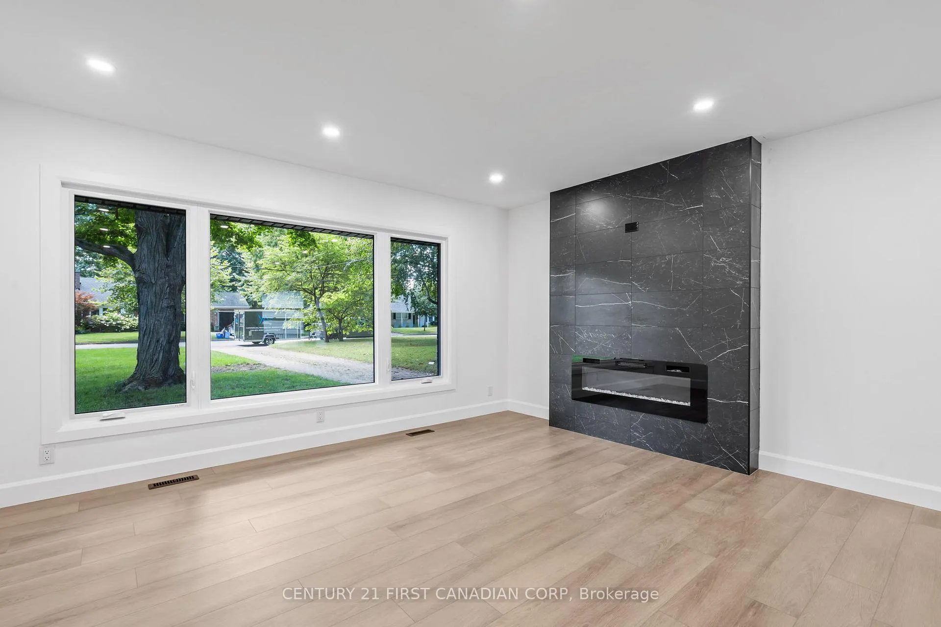 Photo 9 of 32 Braemar Crescent, London, North N — HOMEH