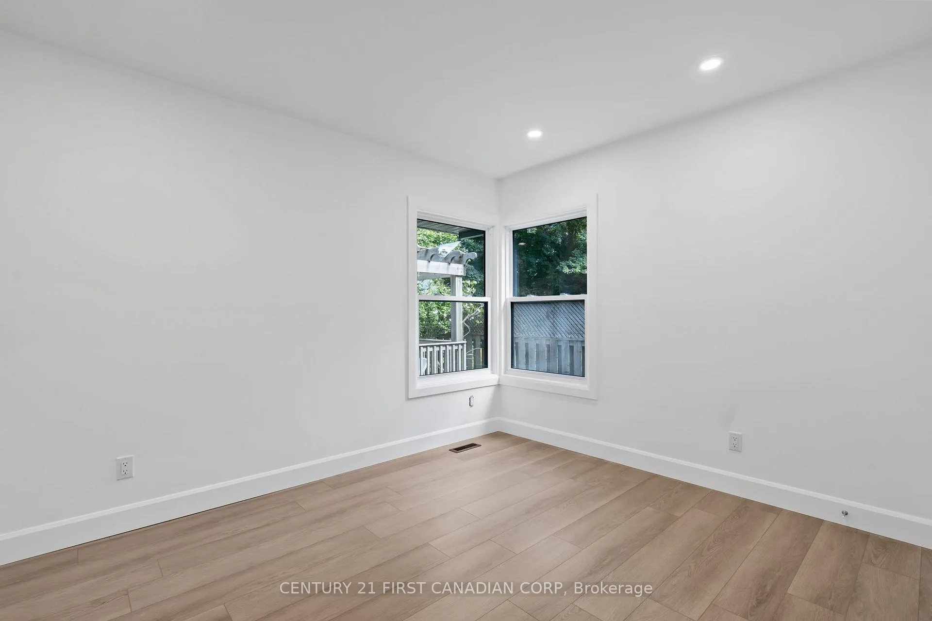 Photo 23 of 32 Braemar Crescent, London, North N — HOMEH
