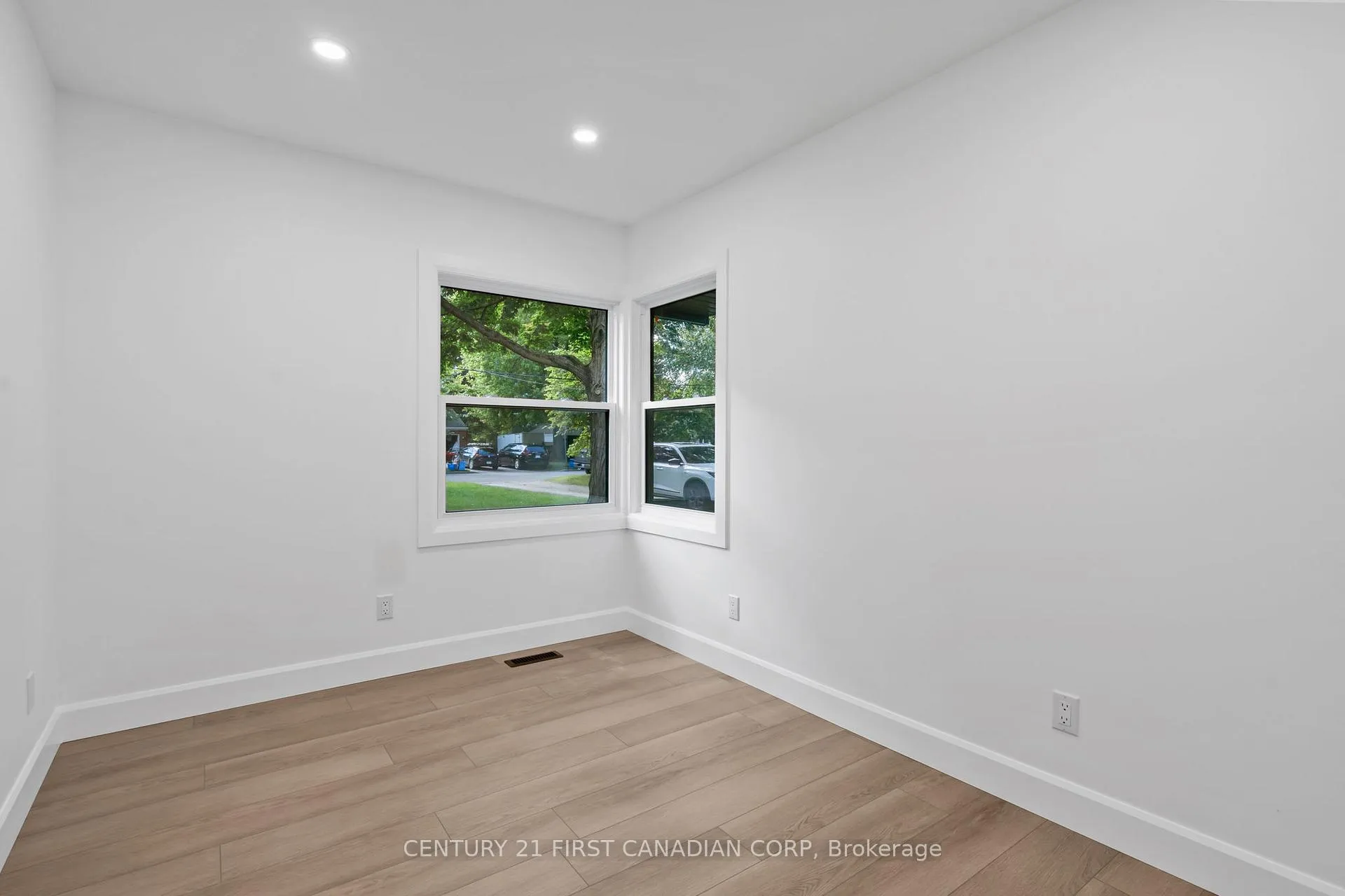 Photo 27 of 32 Braemar Crescent, London, North N — HOMEH