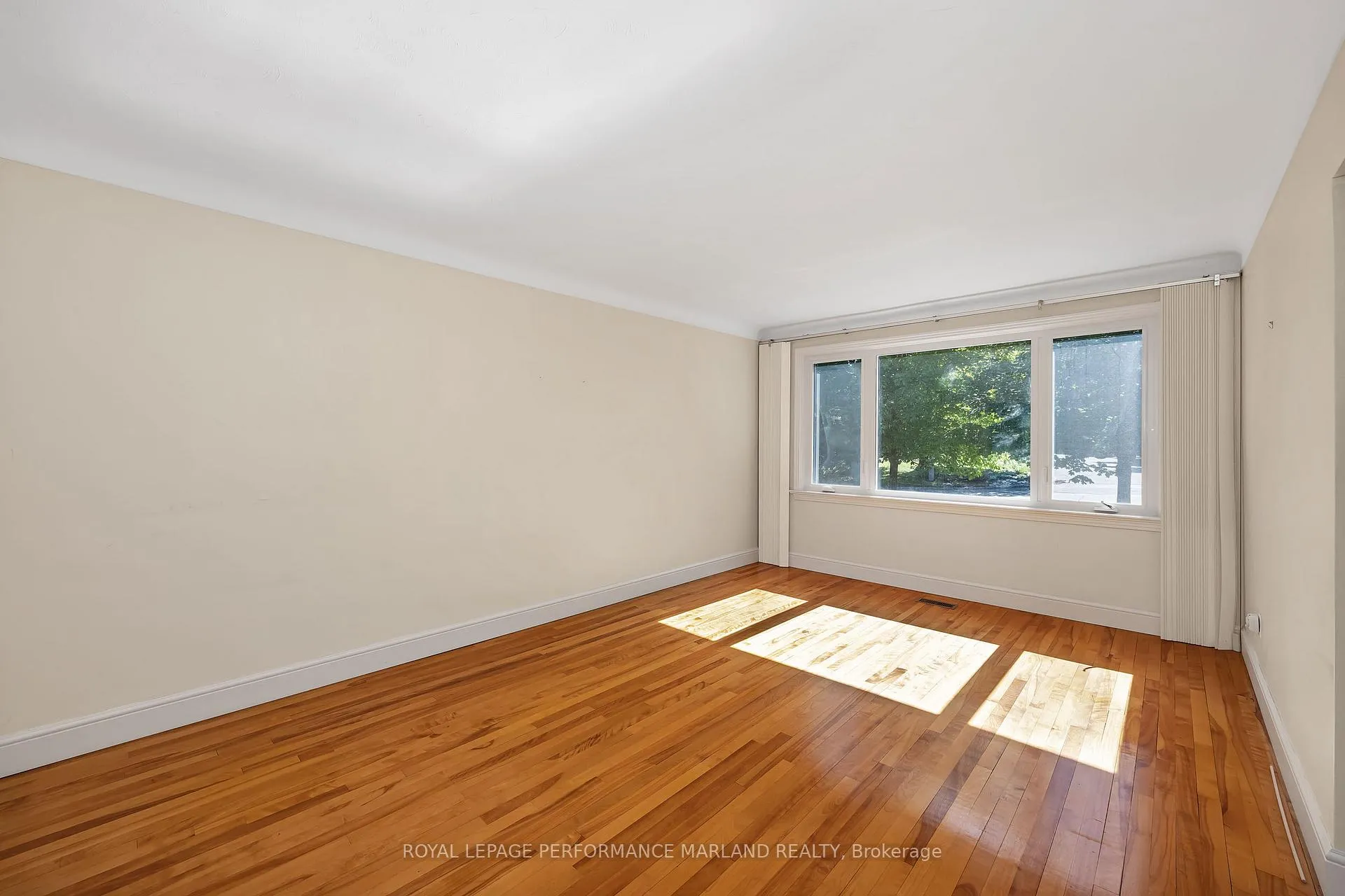 Photo 6 of 2064 Blossom Drive, Ottawa, Applewood Acres — HOMEH