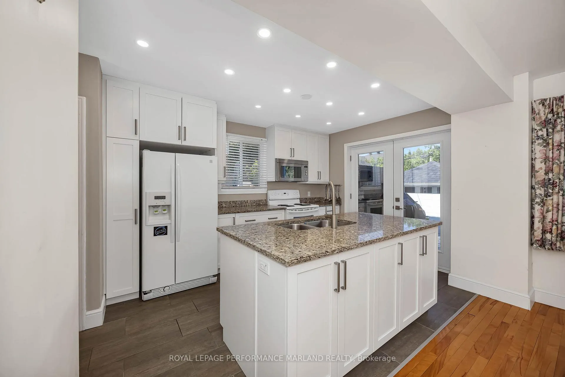 Photo 9 of 2064 Blossom Drive, Ottawa, Applewood Acres — HOMEH