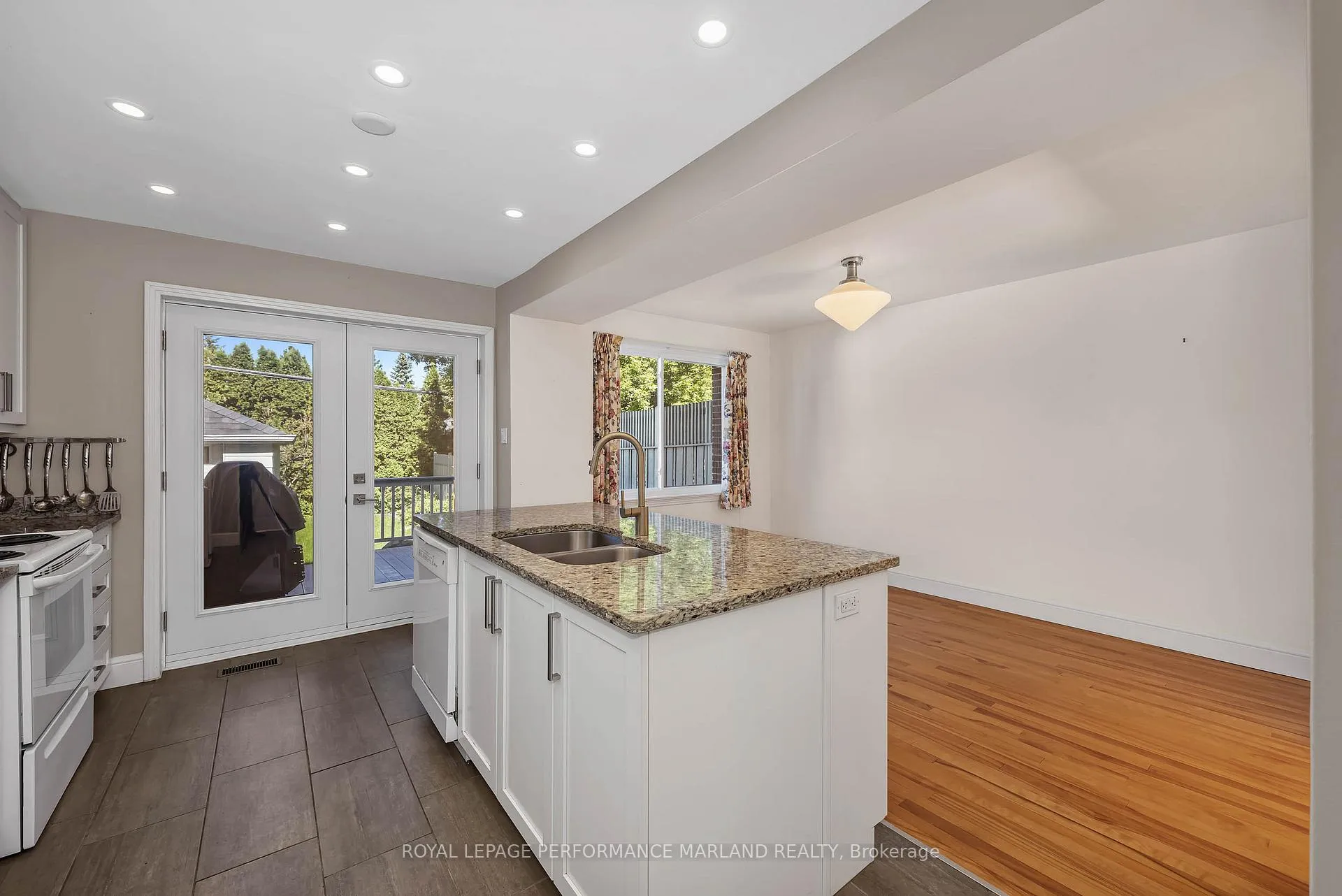 Photo 10 of 2064 Blossom Drive, Ottawa, Applewood Acres — HOMEH