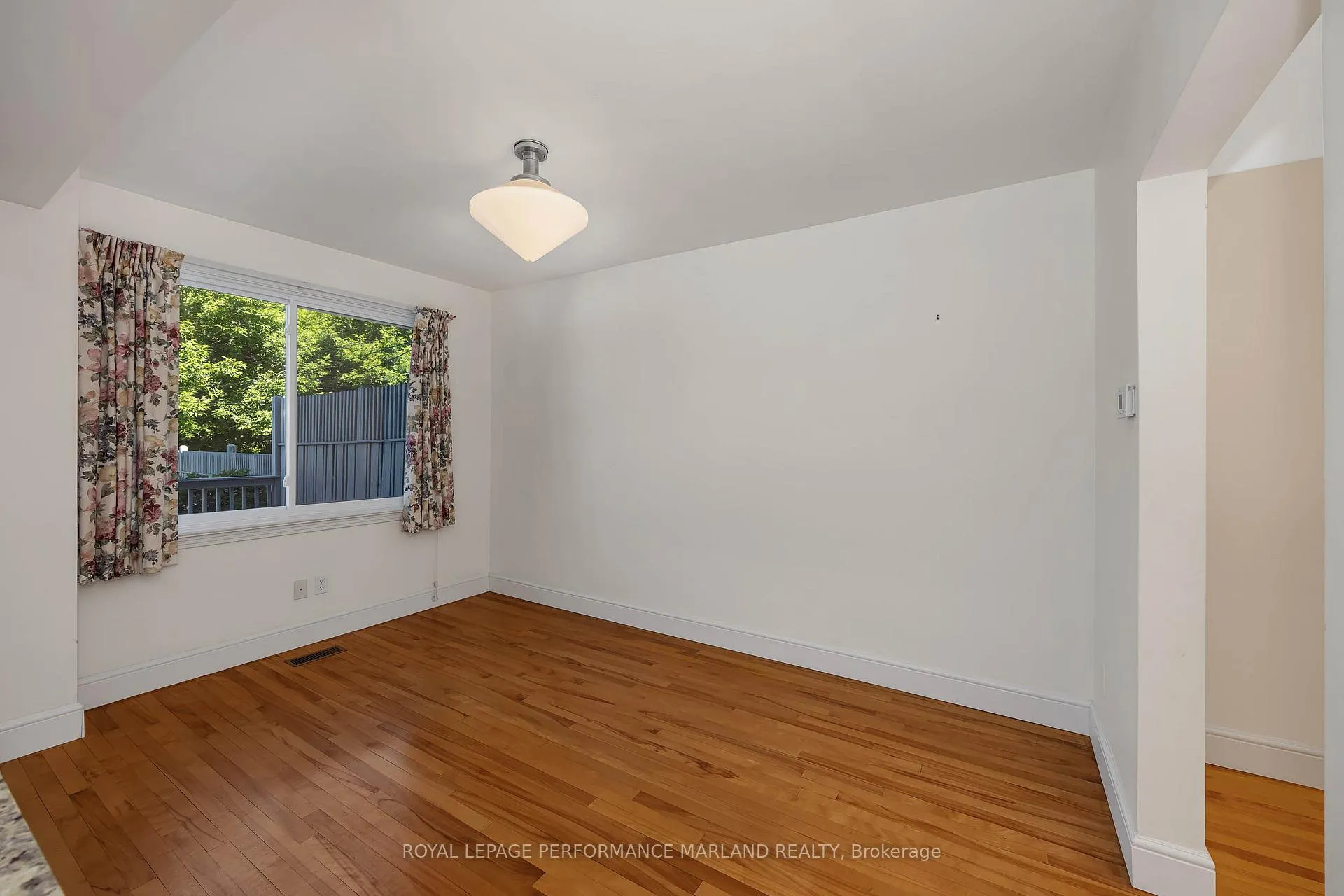 Photo 12 of 2064 Blossom Drive, Ottawa, Applewood Acres — HOMEH
