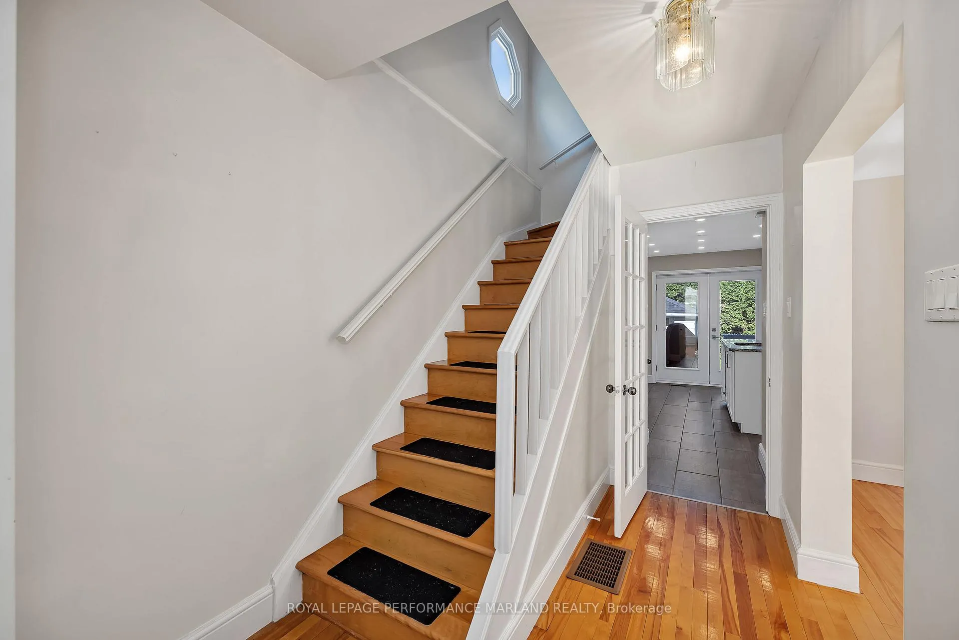 Photo 13 of 2064 Blossom Drive, Ottawa, Applewood Acres — HOMEH