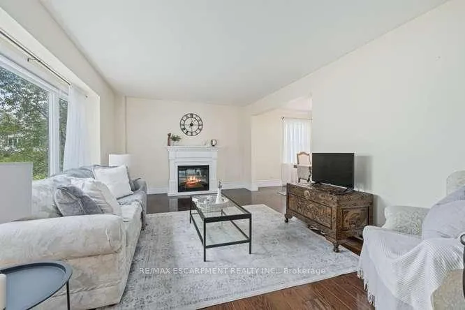 Photo 2 of 56 Cavendish Crescent, Brampton, Avondale — HOMEH