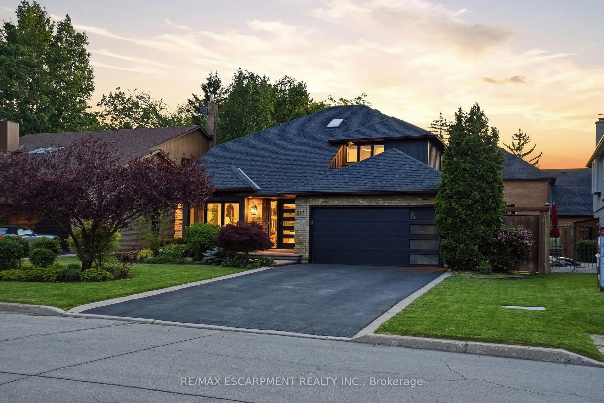 Photo 3 of 617 Grays Road, Hamilton, Confederation Park — HOMEH
