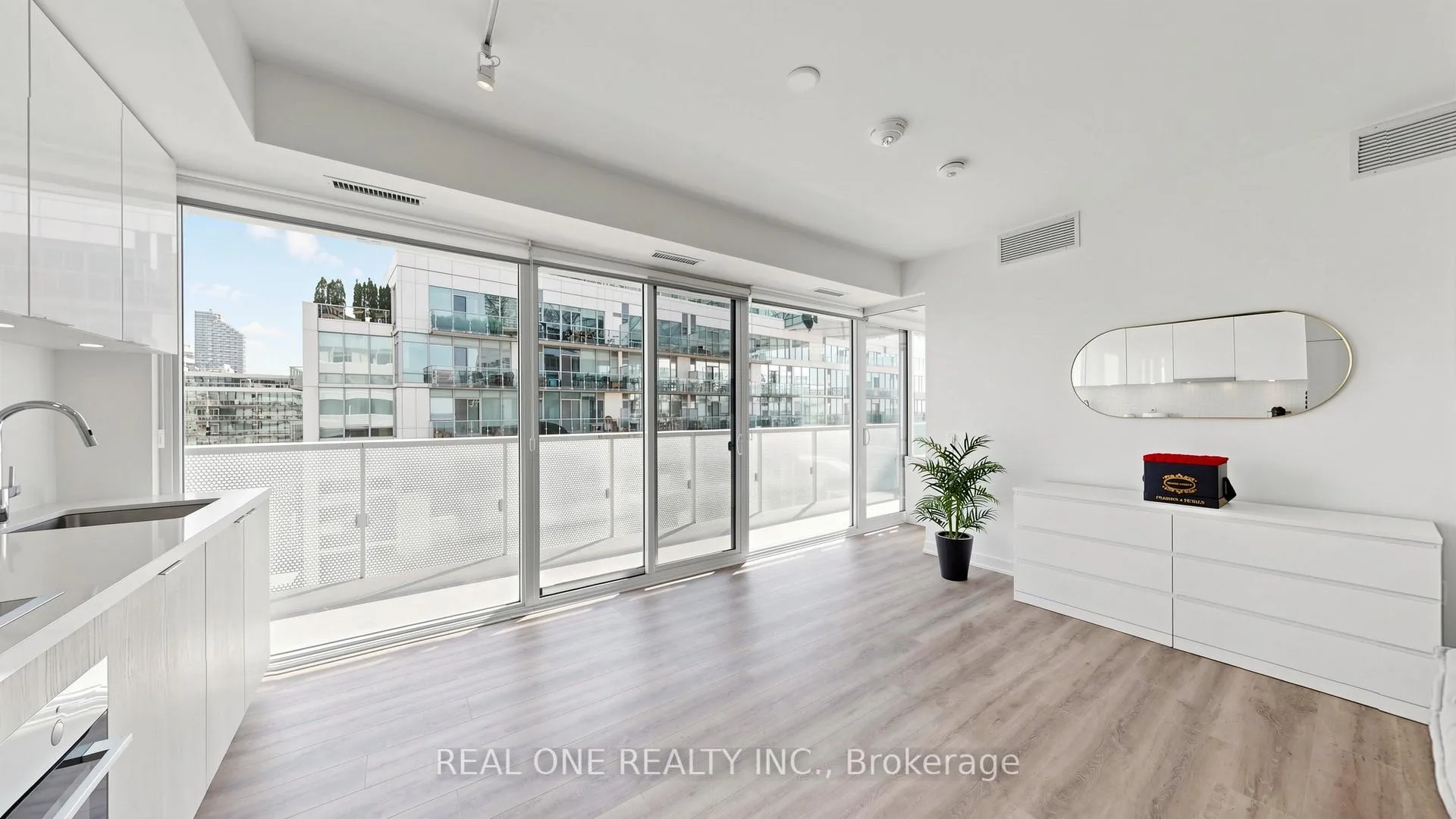 Photo 3 of Unit 907, 15 Queens Quay E, Toronto, Waterfront Communities — HOMEH