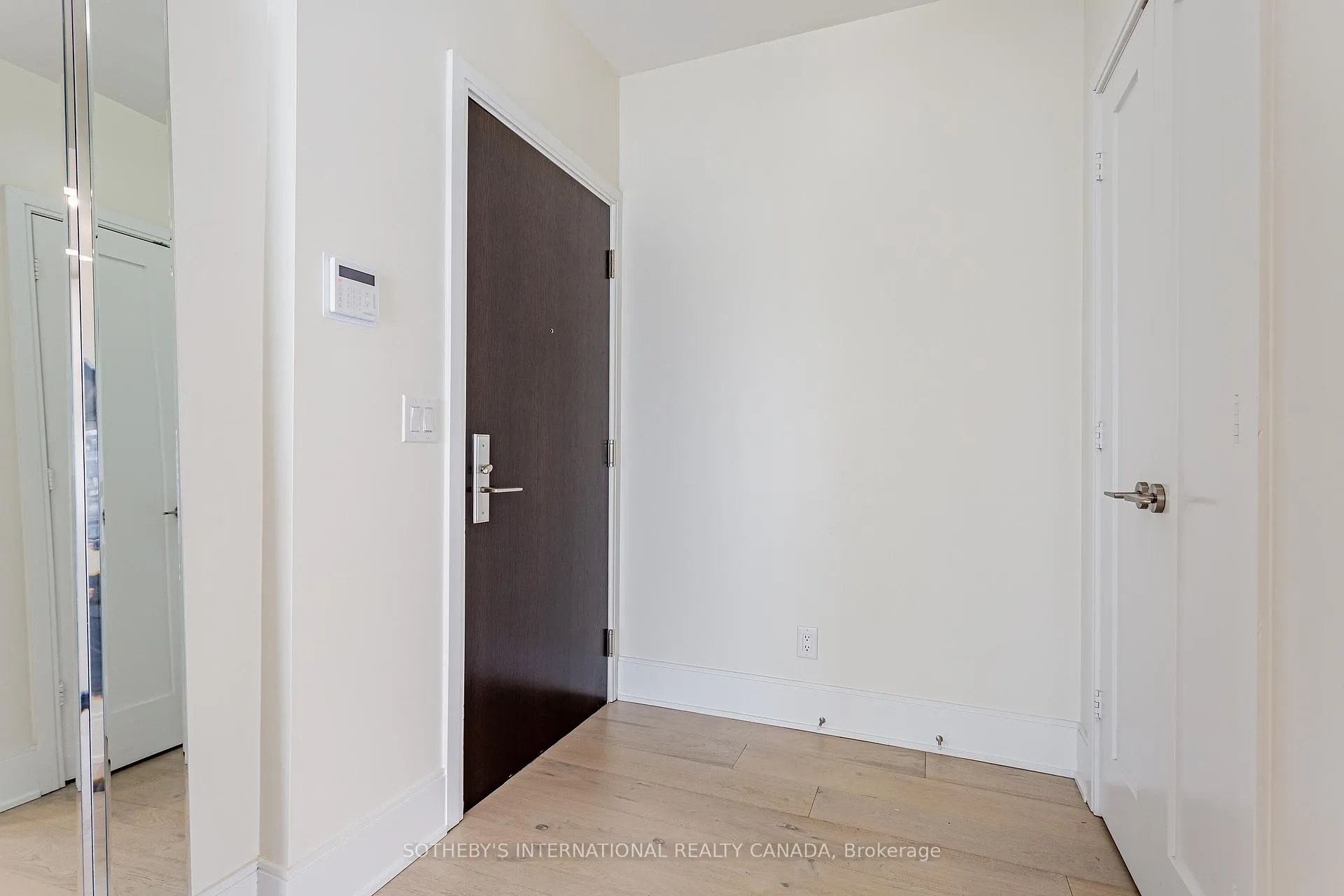Photo 3 of Unit 2014, 70 Roehampton Avenue, Toronto, Mount Pleasant West — HOMEH