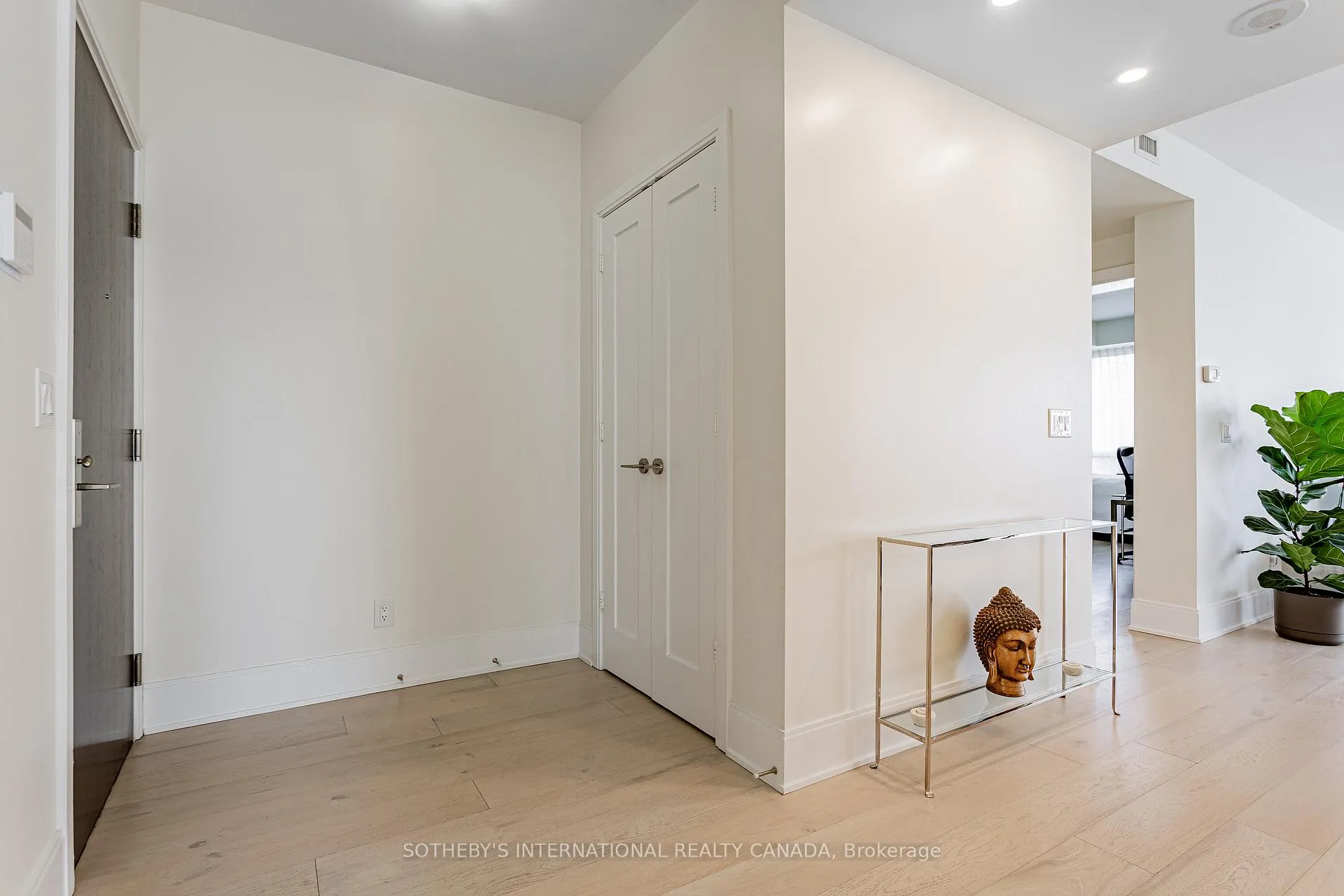 Photo 4 of Unit 2014, 70 Roehampton Avenue, Toronto, Mount Pleasant West — HOMEH