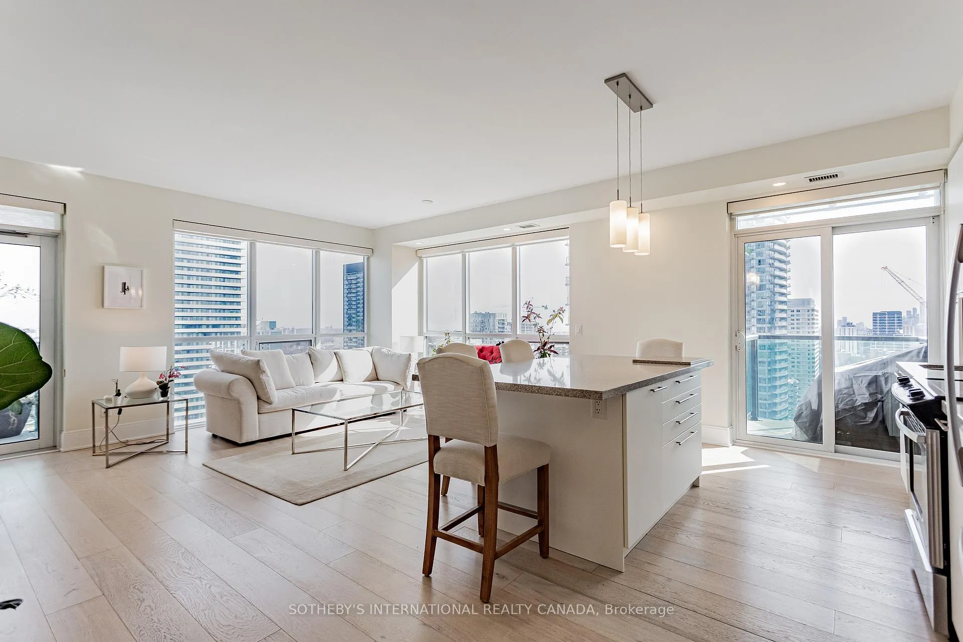 Photo 5 of Unit 2014, 70 Roehampton Avenue, Toronto, Mount Pleasant West — HOMEH