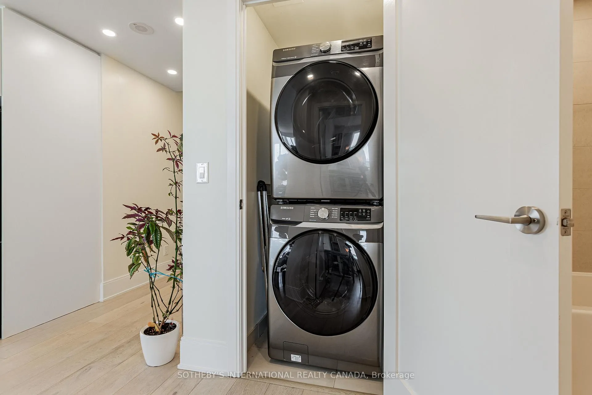 Photo 25 of Unit 2014, 70 Roehampton Avenue, Toronto, Mount Pleasant West — HOMEH
