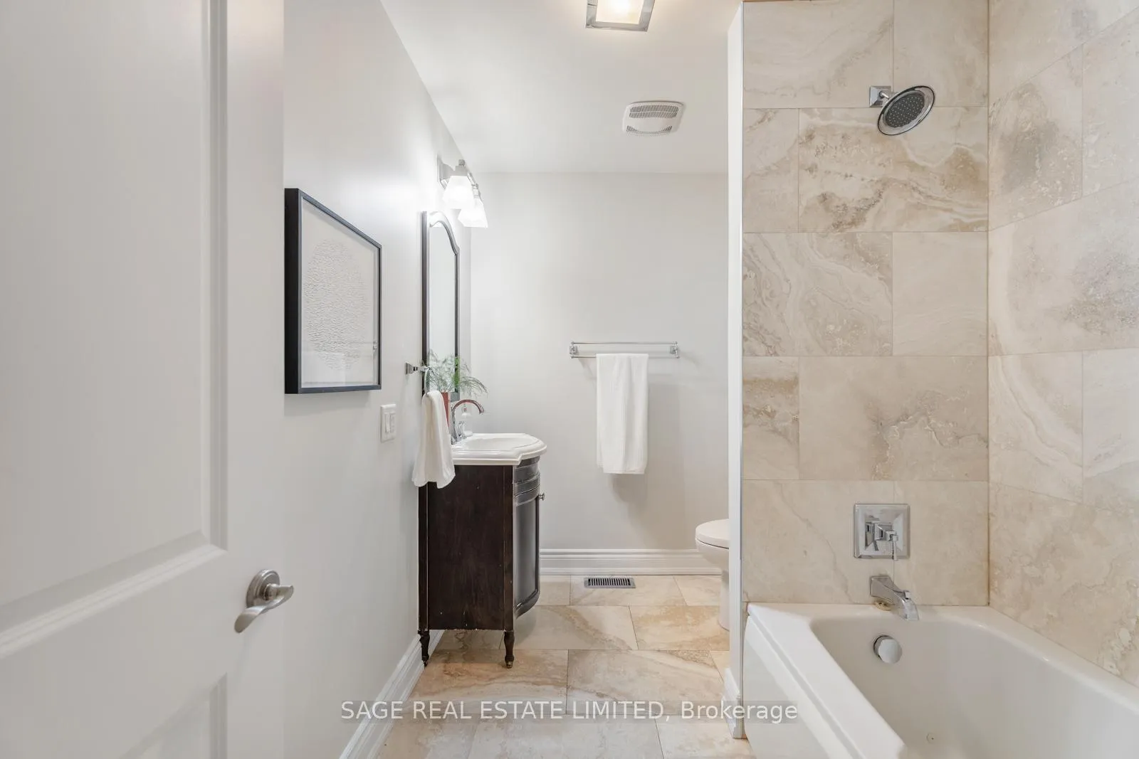Photo 19 of 31 Ashwood Crescent, Etobicoke, Princess-Rosethorn — HOMEH