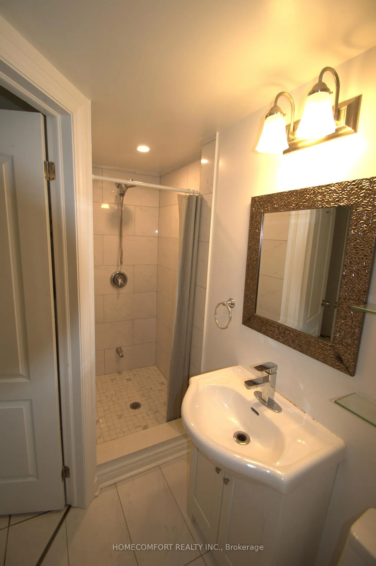 Photo 3 of 22 Interlacken Way, Markham, Unionville — HOMEH