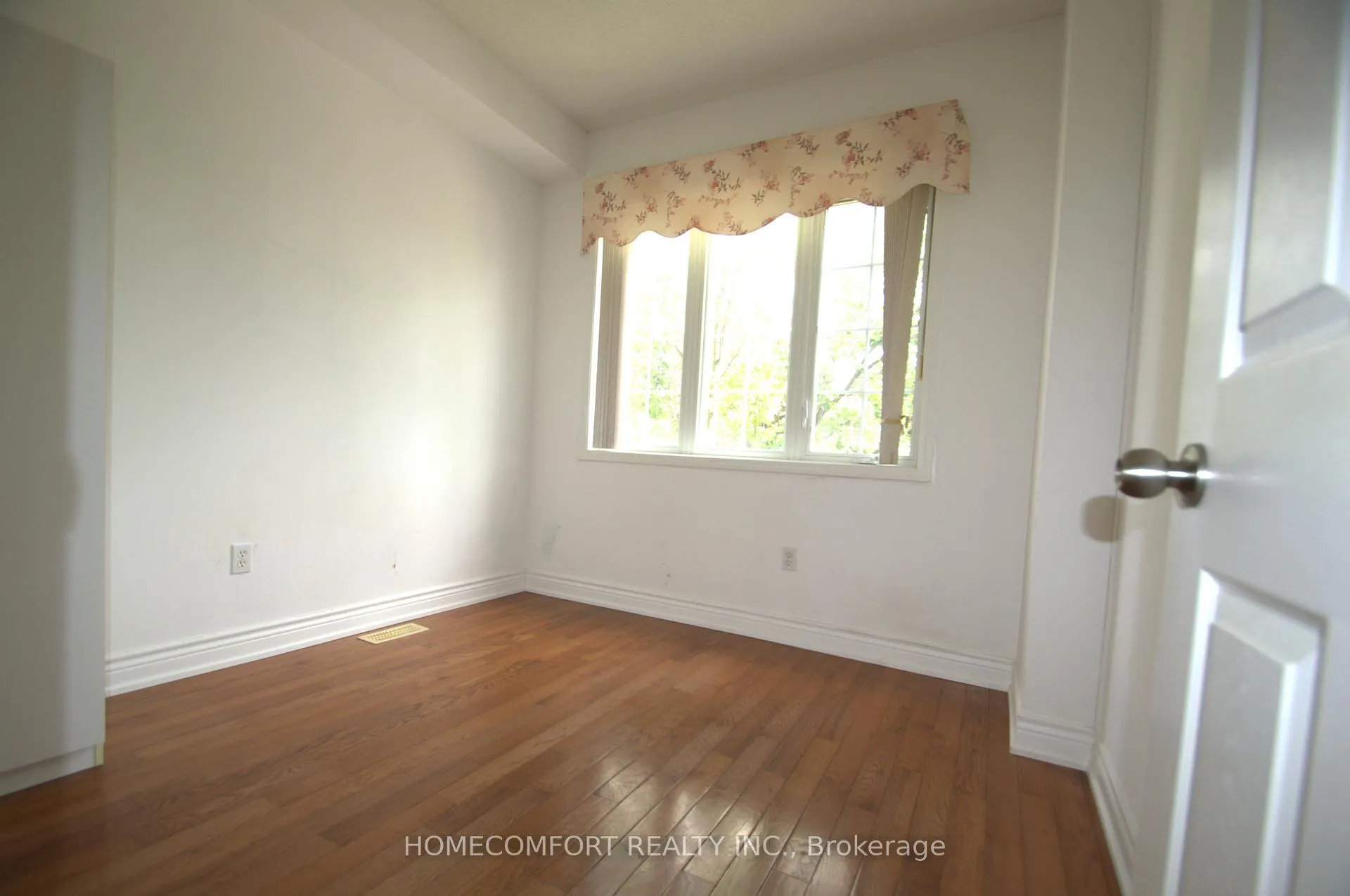 Photo 8 of 22 Interlacken Way, Markham, Unionville — HOMEH