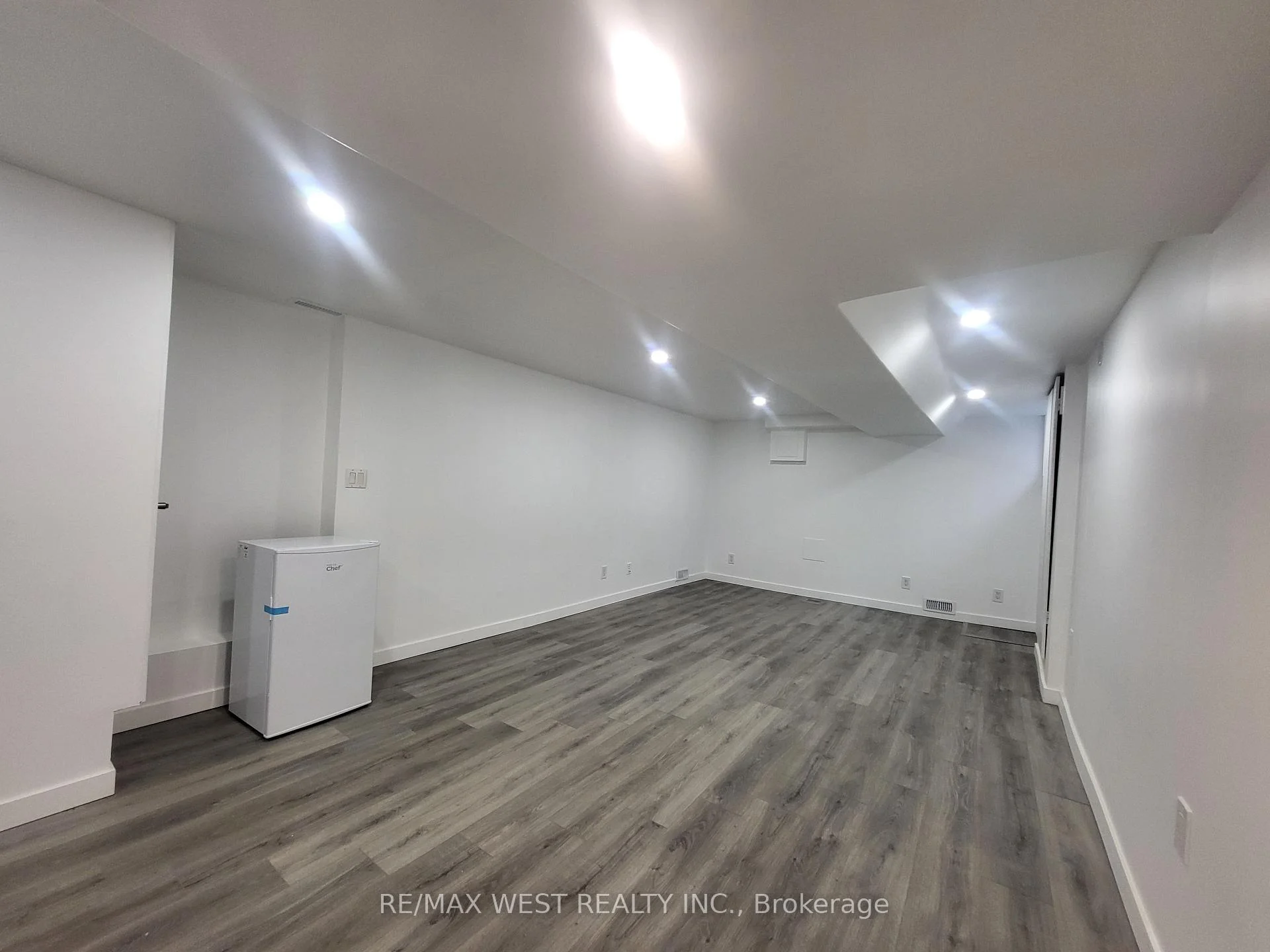 Photo 2 of Unit Lower, 975 Broadview Avenue, Toronto, Broadview North — HOMEH