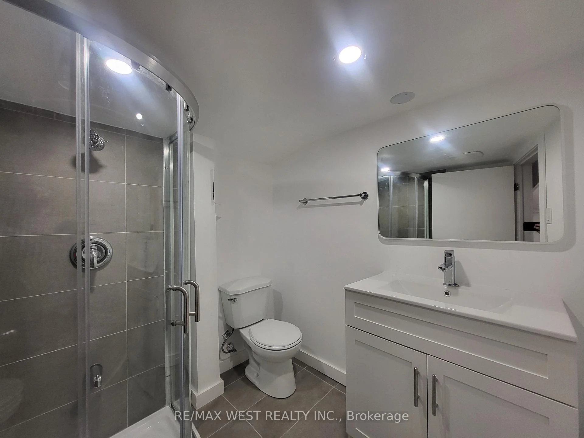 Photo 7 of Unit Lower, 975 Broadview Avenue, Toronto, Broadview North — HOMEH