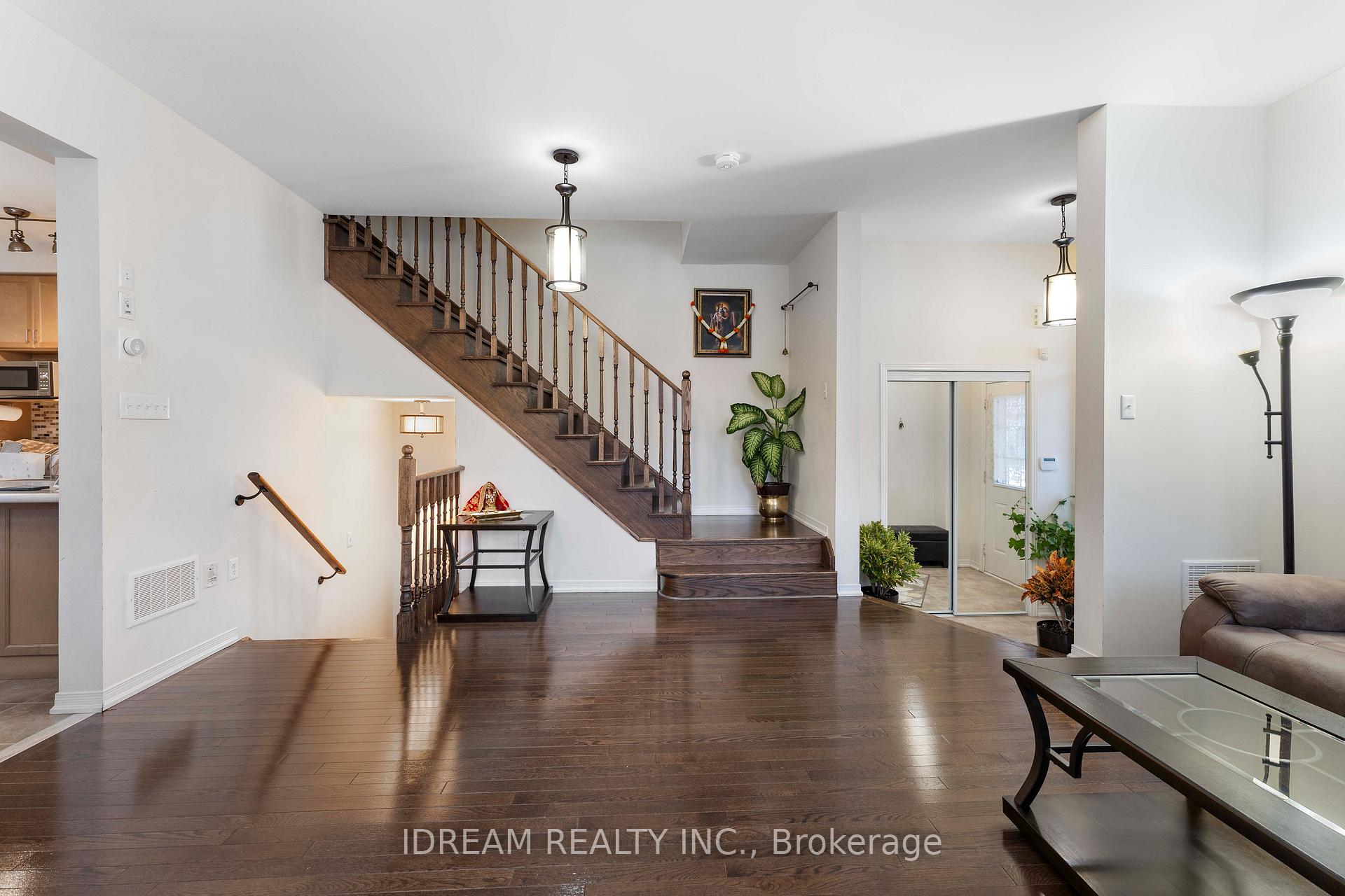 Photo 5 of 80 Fallmeadow Circle, Brampton, Credit Valley — HOMEH