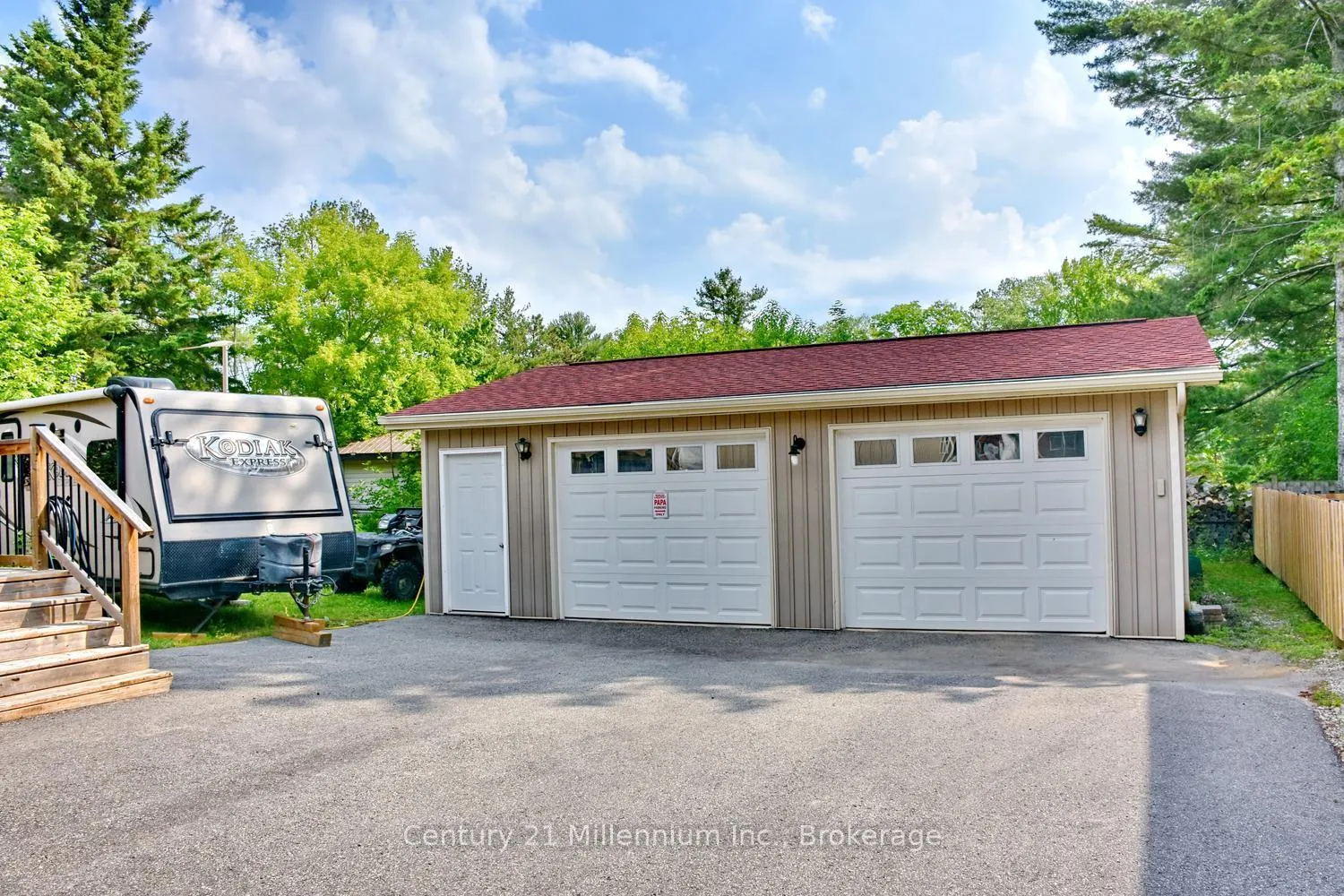 Photo 4 of 25 Berkely Street, Wasaga Beach — HOMEH