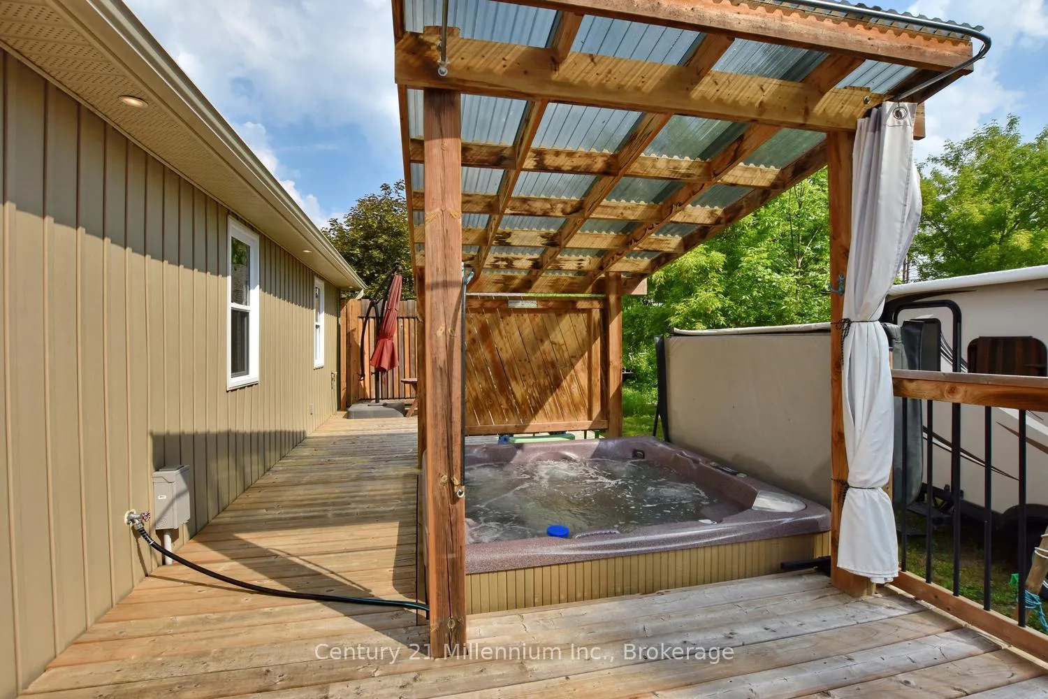 Photo 5 of 25 Berkely Street, Wasaga Beach — HOMEH