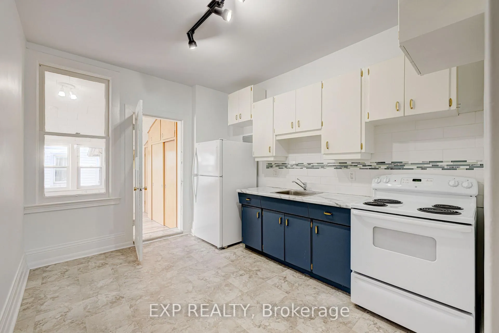 Photo 10 of 241 Ross Street, St. Thomas — HOMEH
