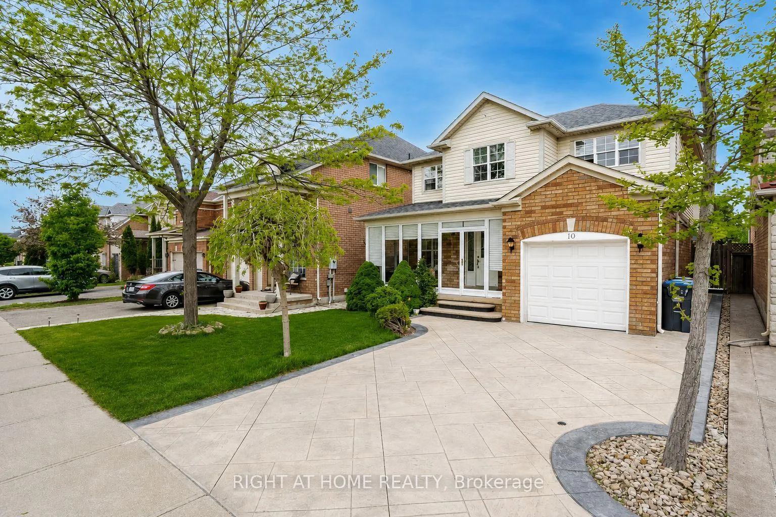 Photo 2 of 10 Charleswood Circle, Brampton, Fletcher's Meadow — HOMEH
