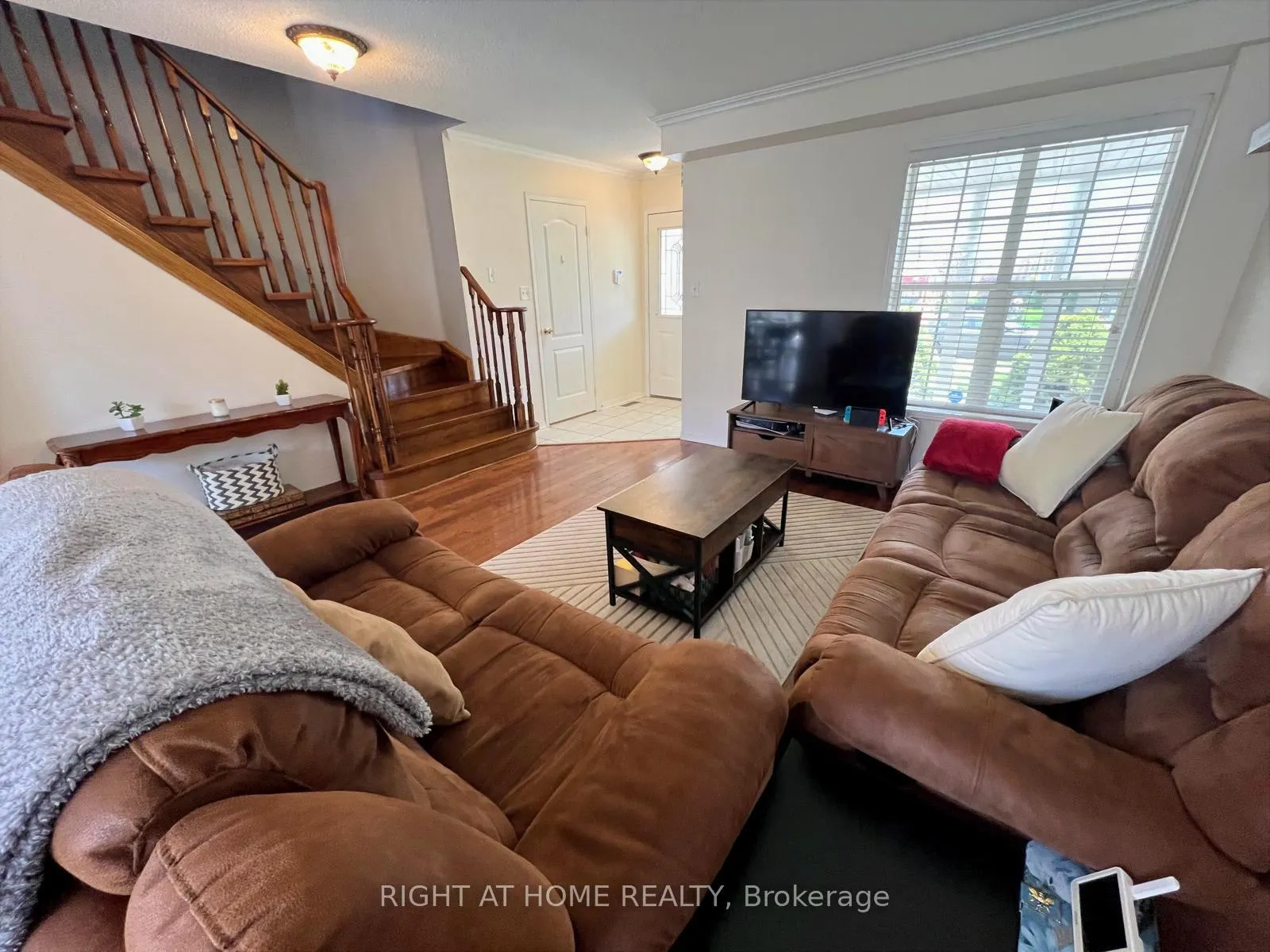 Photo 4 of 10 Charleswood Circle, Brampton, Fletcher's Meadow — HOMEH