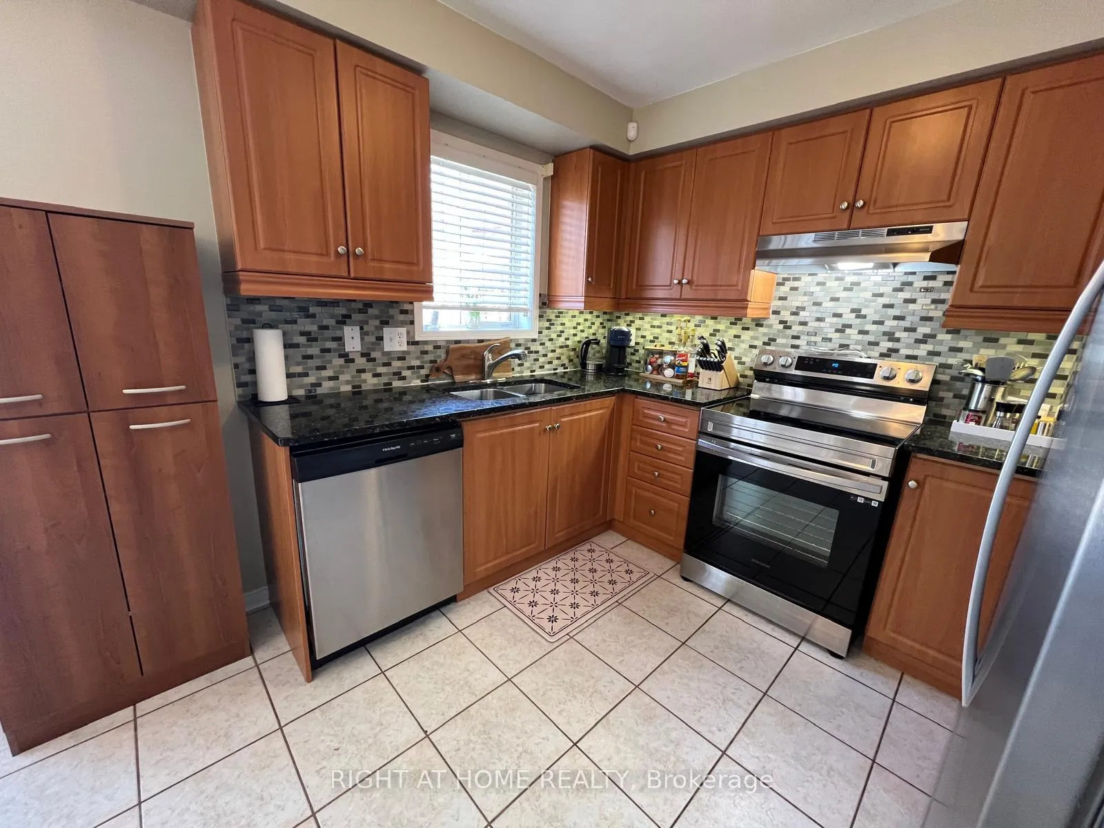 Photo 10 of 10 Charleswood Circle, Brampton, Fletcher's Meadow — HOMEH