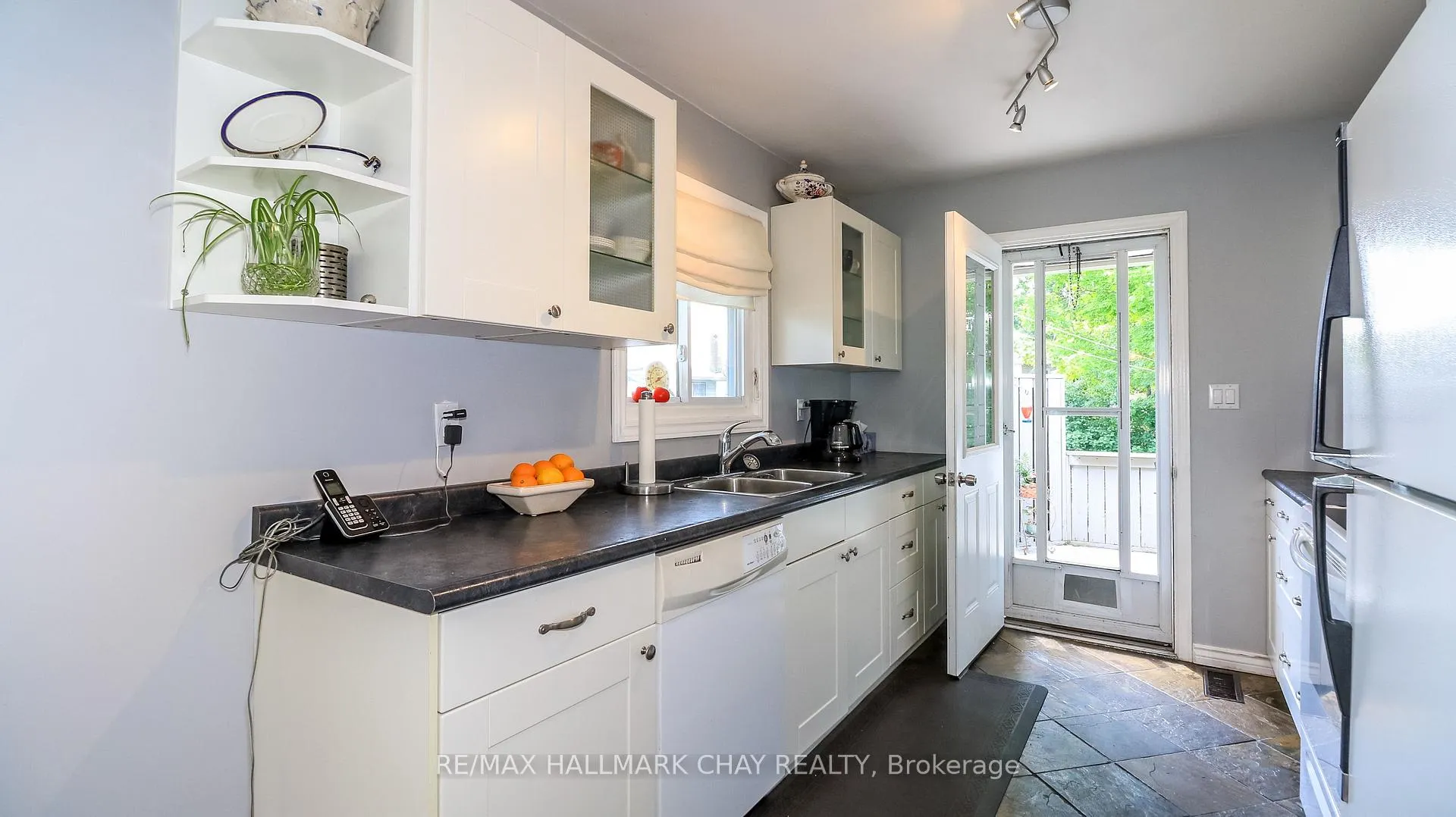 Photo 7 of 15 Murray Street, Orillia — HOMEH