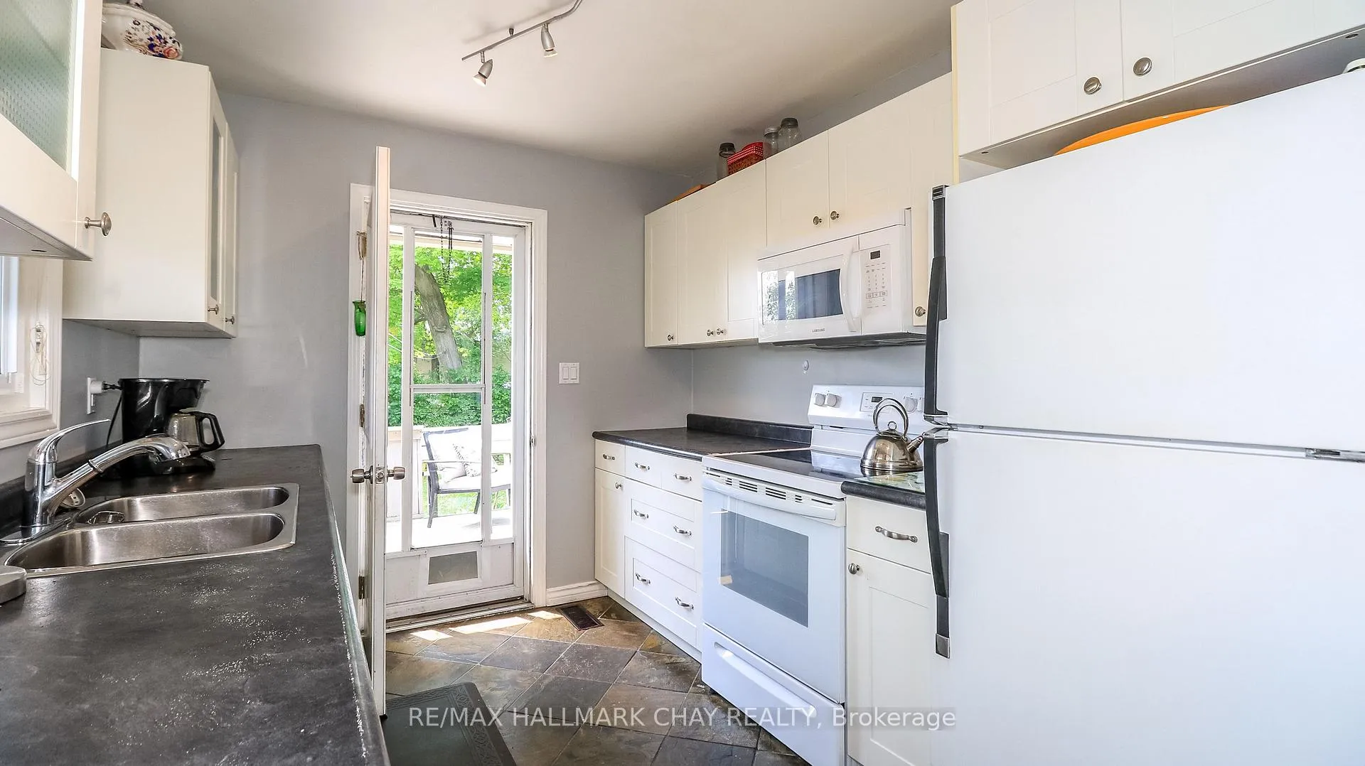 Photo 8 of 15 Murray Street, Orillia — HOMEH