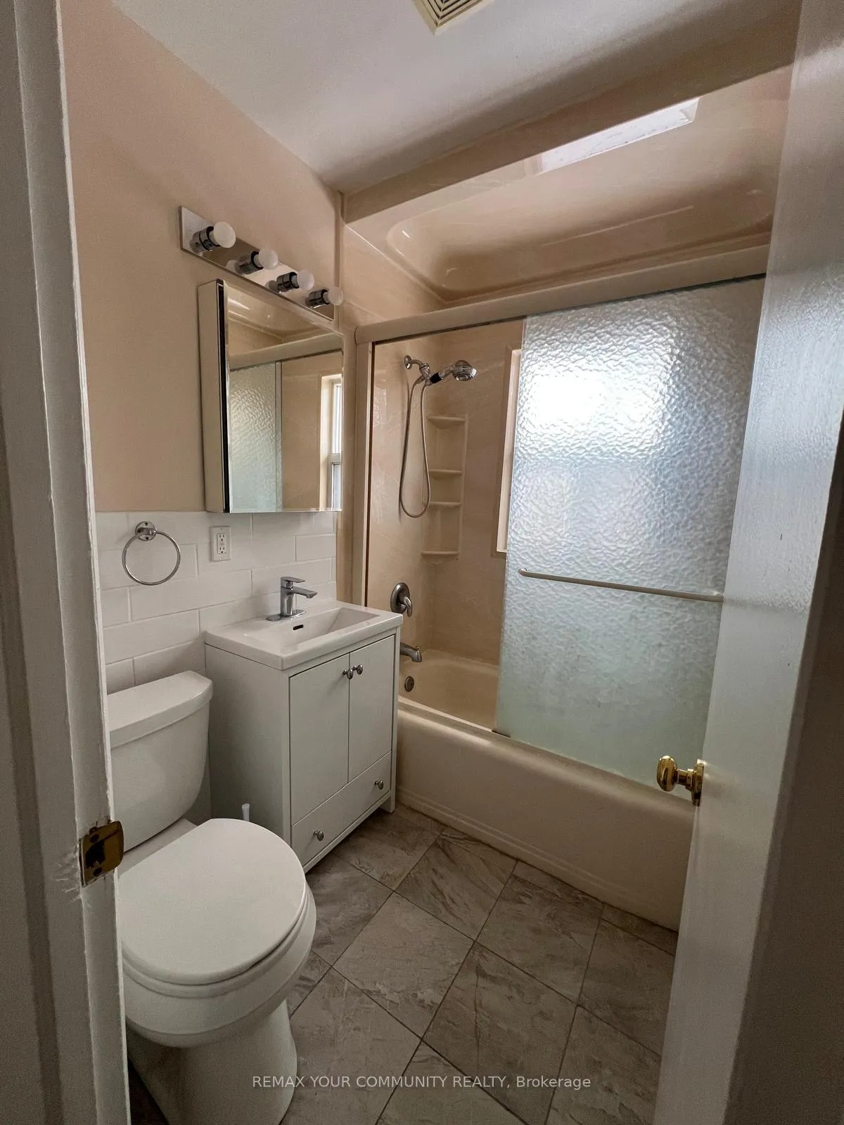 Photo 13 of Unit Upper, 233 Beta Street, Etobicoke, Alderwood — HOMEH