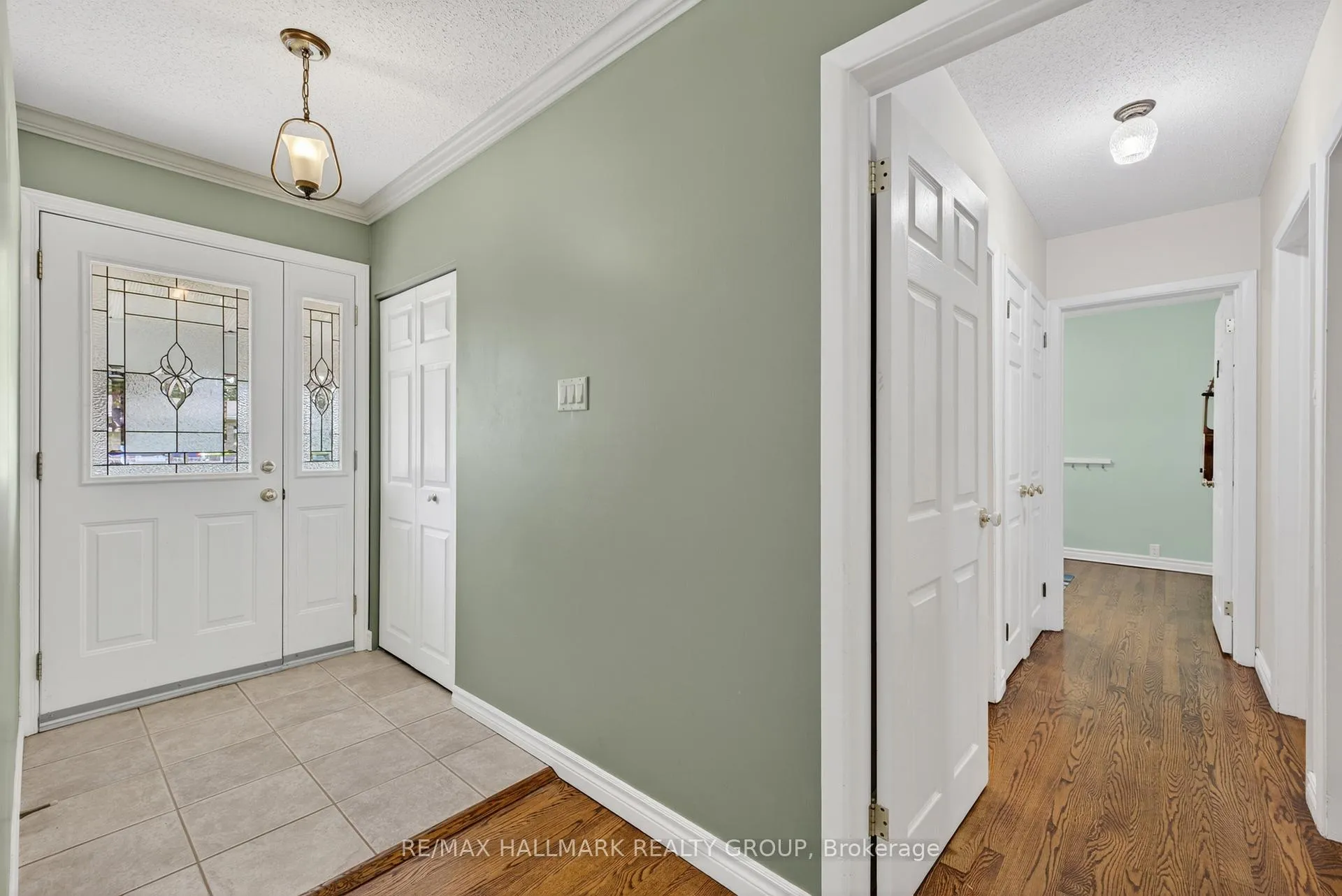 Photo 3 of 53 Farlane Boulevard, Ottawa, City View/Skyline/Fisher Heights/Parkwood Hills — HOMEH
