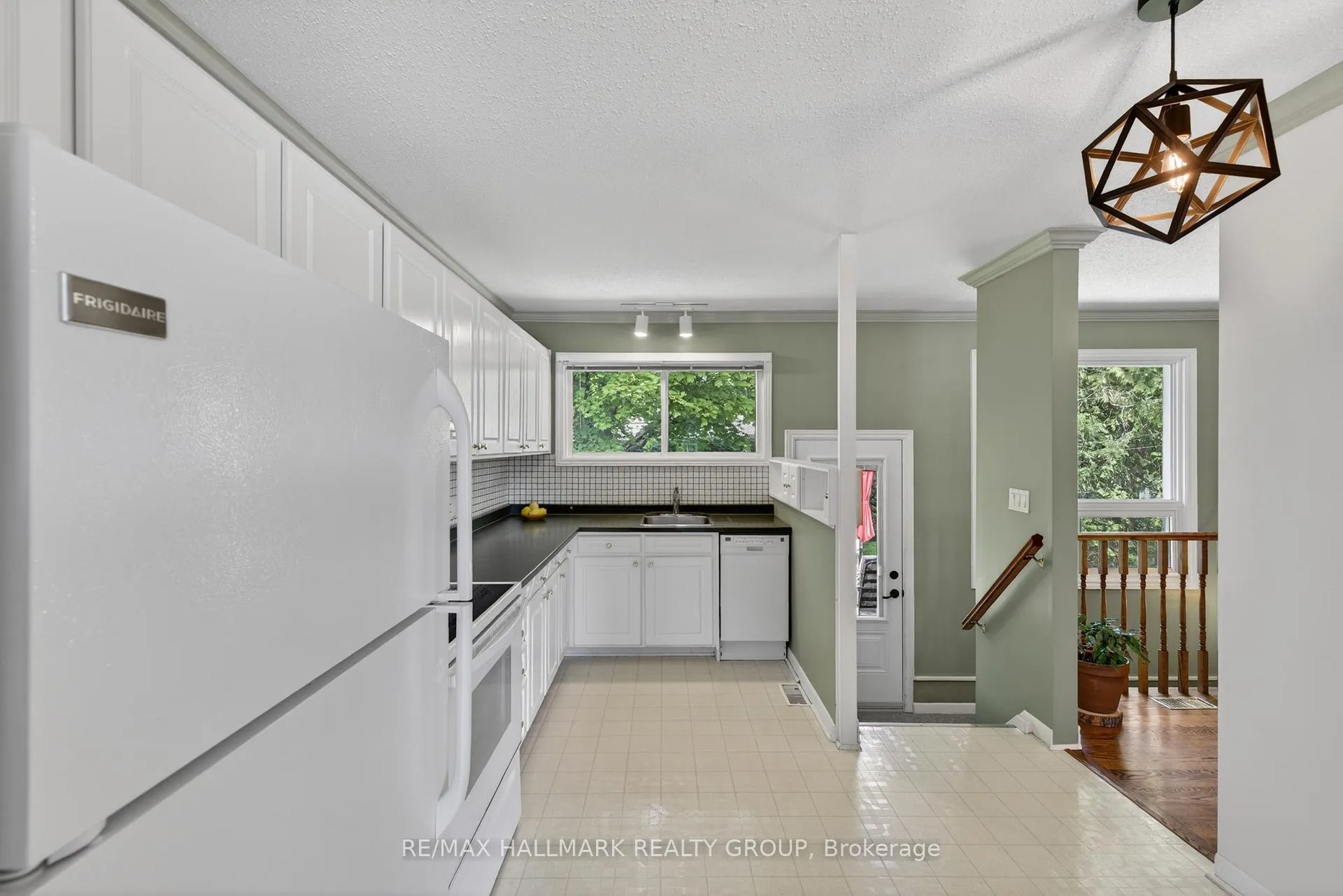 Photo 15 of 53 Farlane Boulevard, Ottawa, City View/Skyline/Fisher Heights/Parkwood Hills — HOMEH