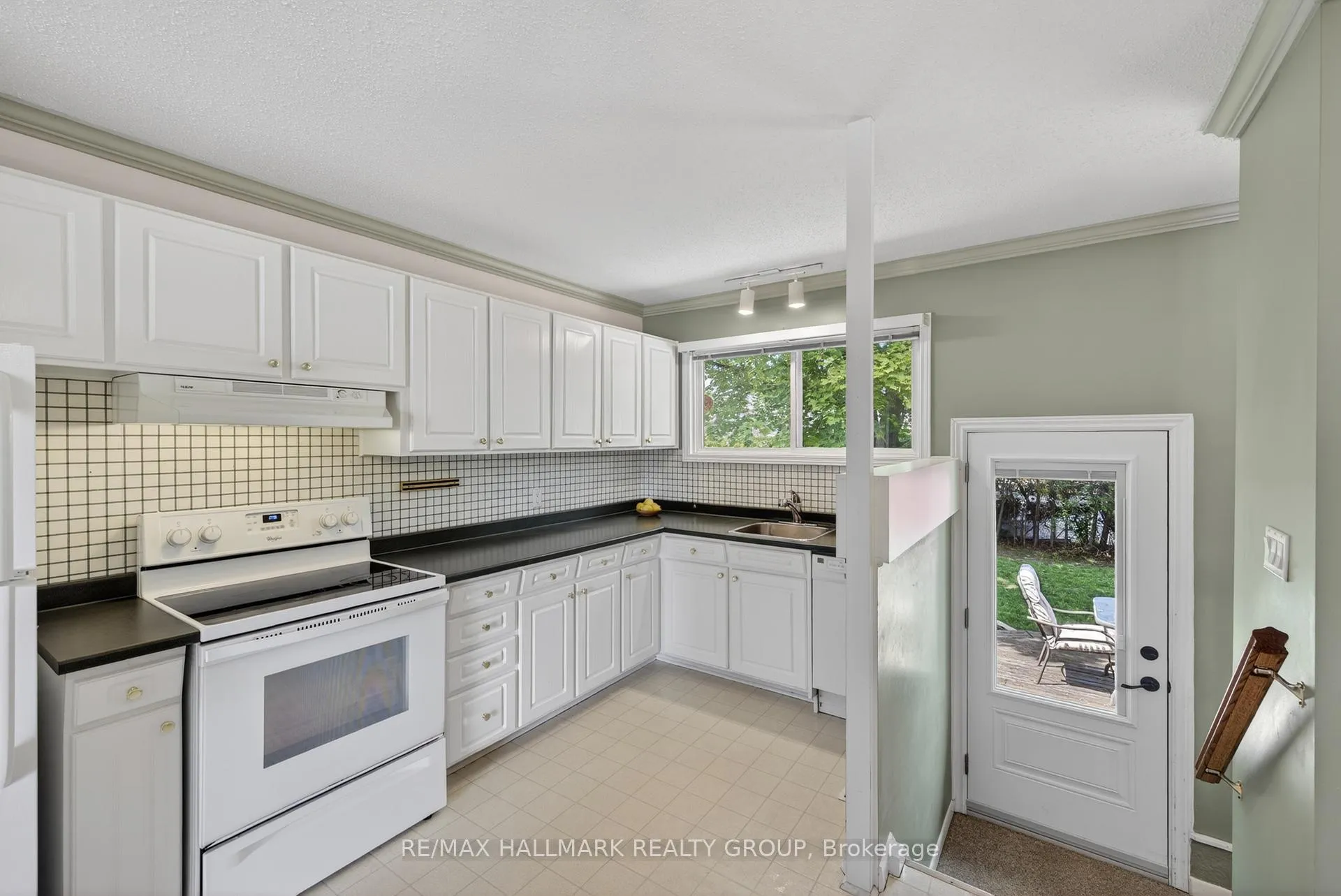 Photo 16 of 53 Farlane Boulevard, Ottawa, City View/Skyline/Fisher Heights/Parkwood Hills — HOMEH