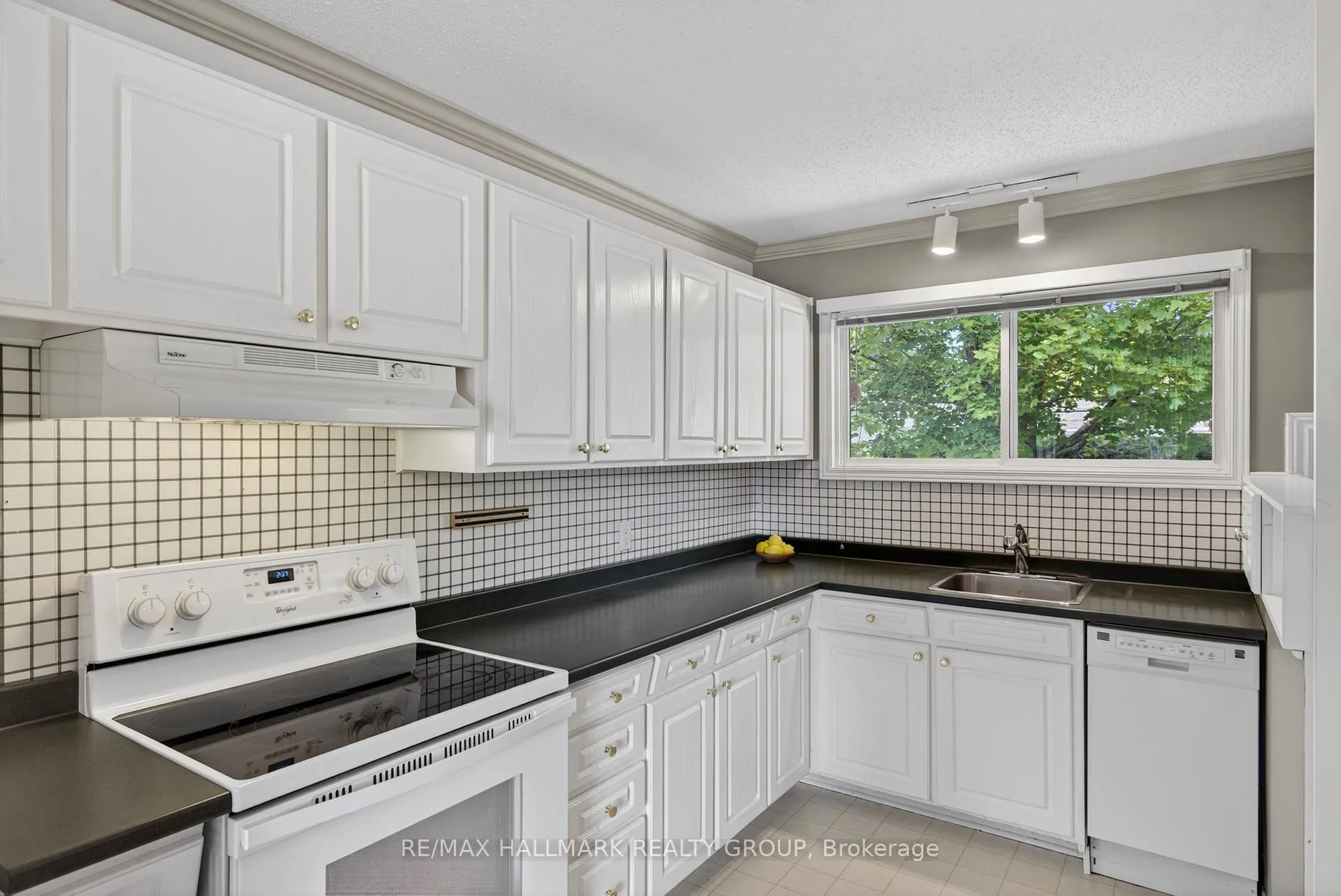 Photo 17 of 53 Farlane Boulevard, Ottawa, City View/Skyline/Fisher Heights/Parkwood Hills — HOMEH