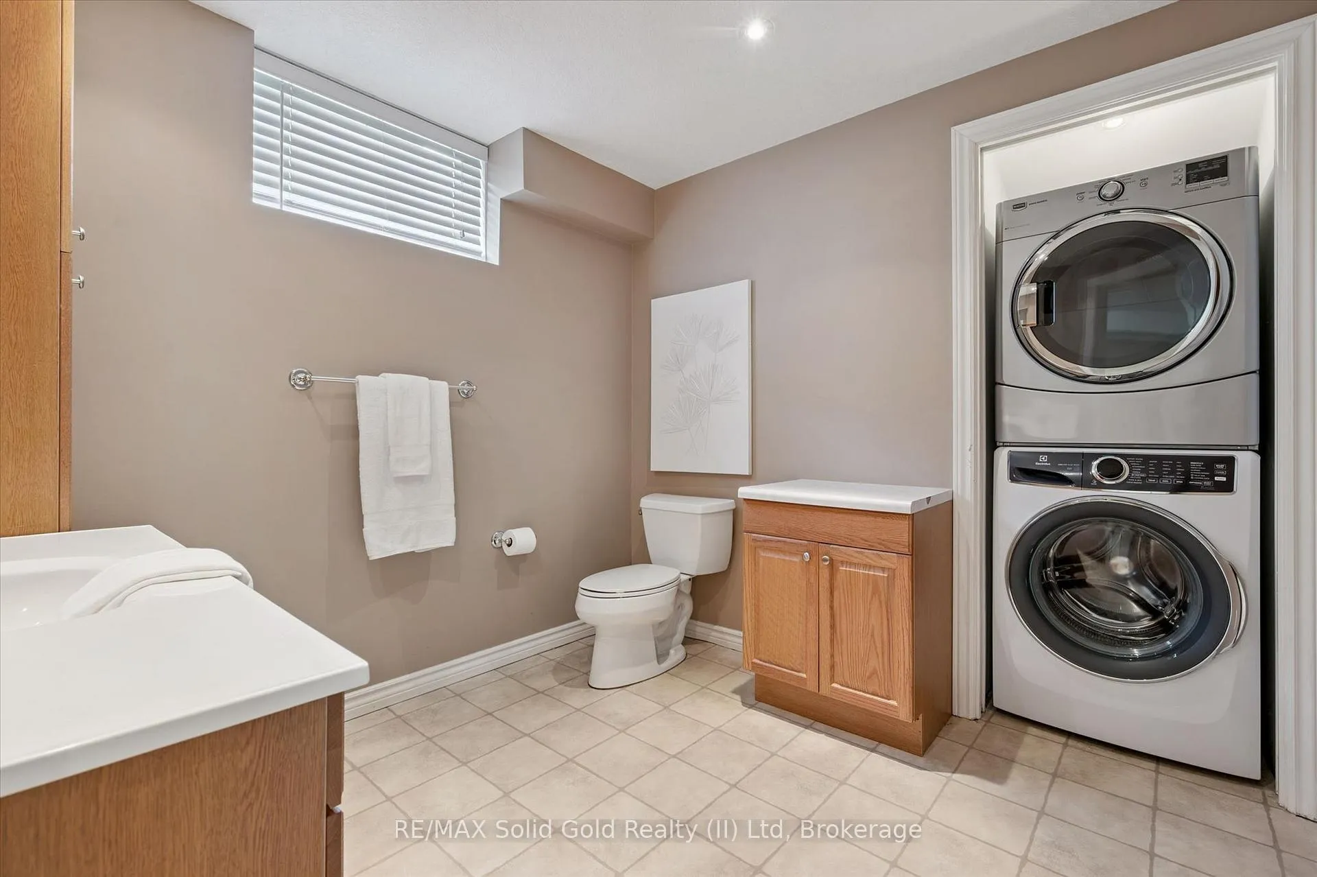 Photo 32 of 819 Creekside Drive, Waterloo — HOMEH