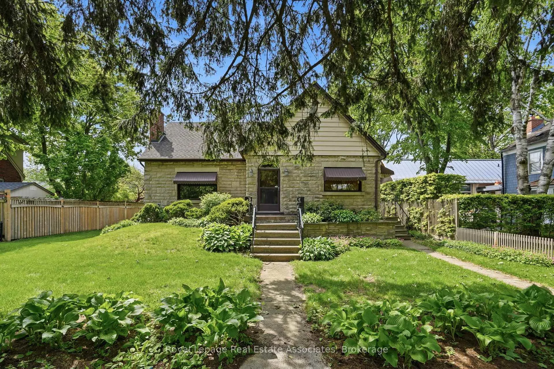 Photo 1 of 12 Parkview Row, Hamilton, Dundas — HOMEH
