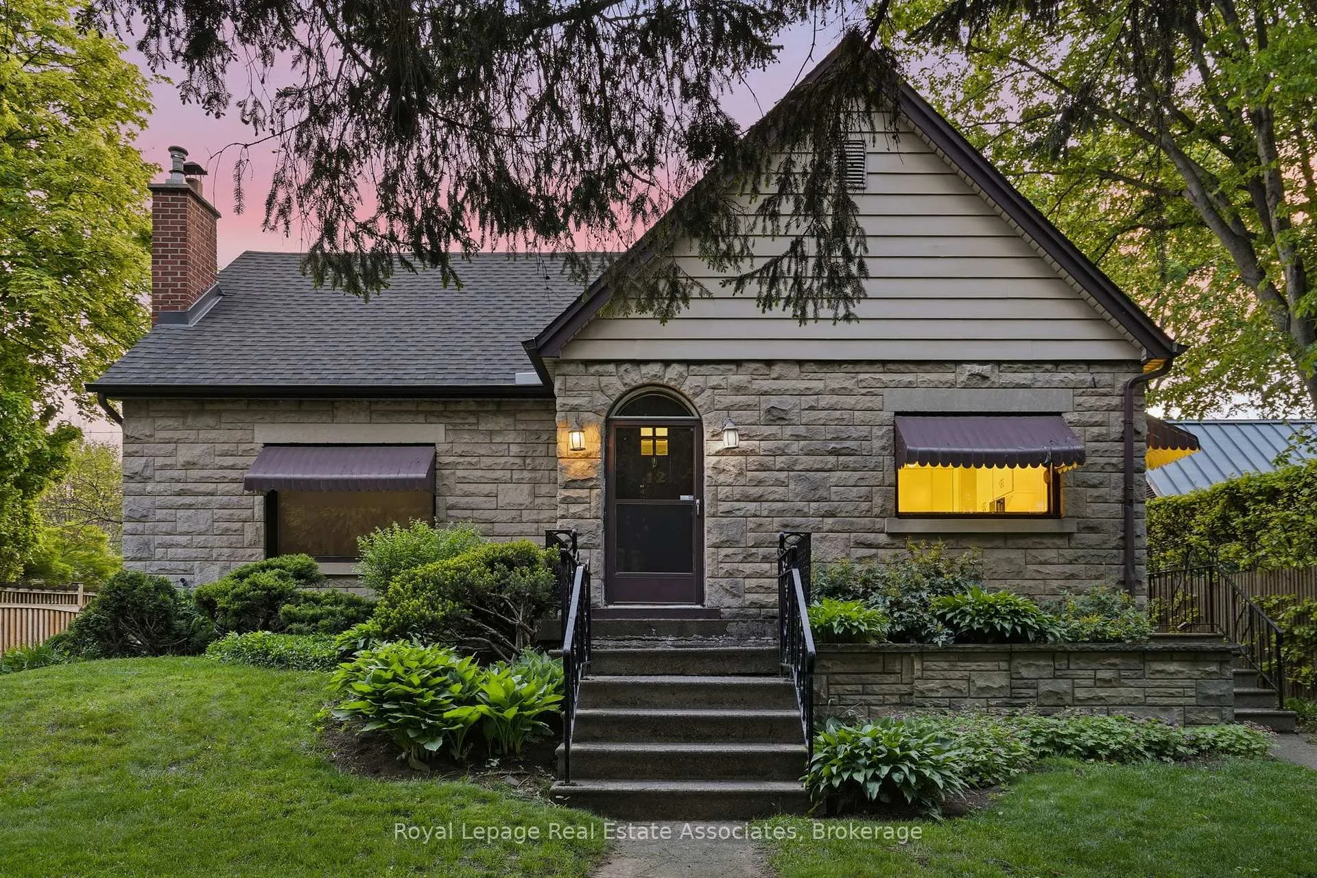 Photo 2 of 12 Parkview Row, Hamilton, Dundas — HOMEH