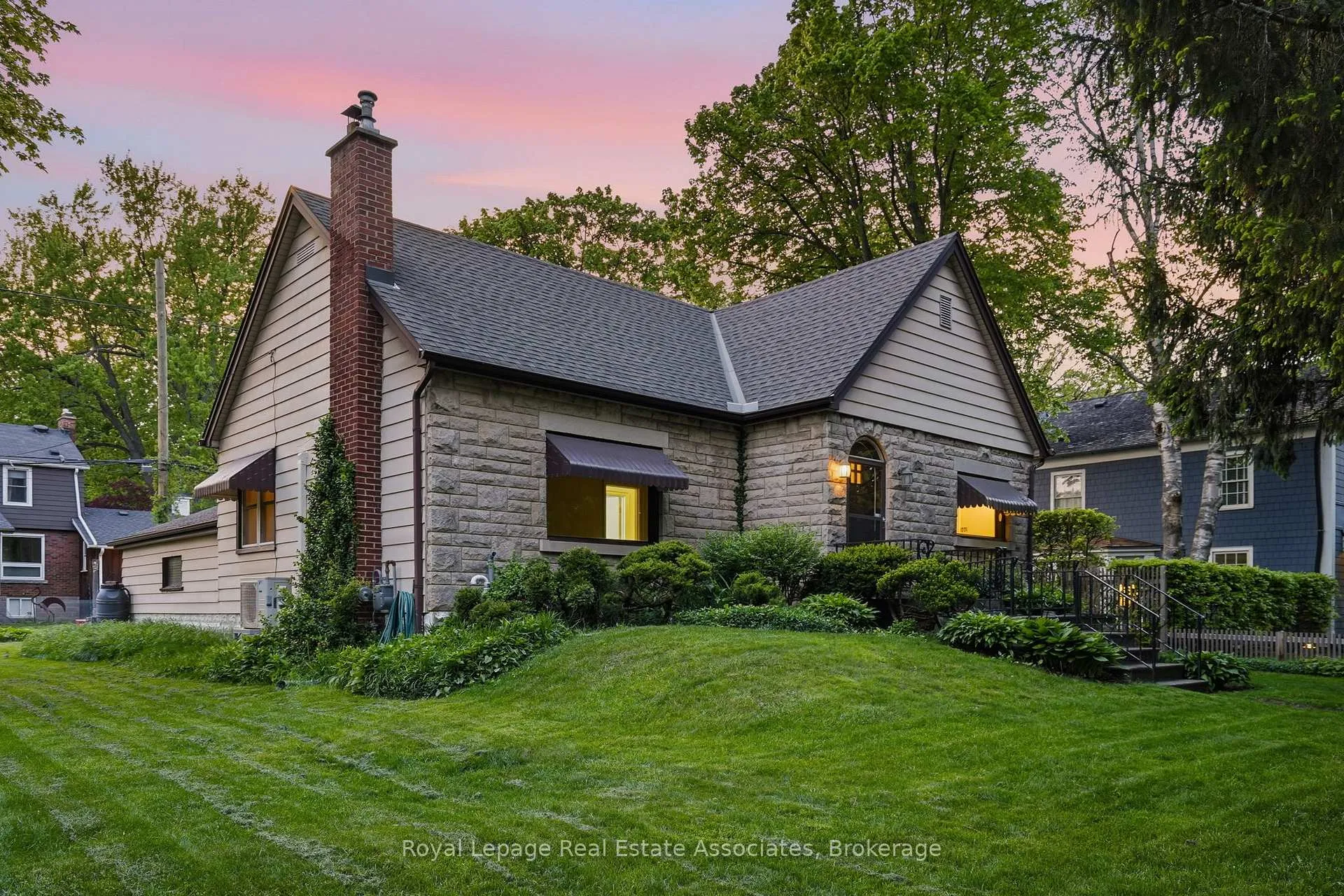 Photo 3 of 12 Parkview Row, Hamilton, Dundas — HOMEH