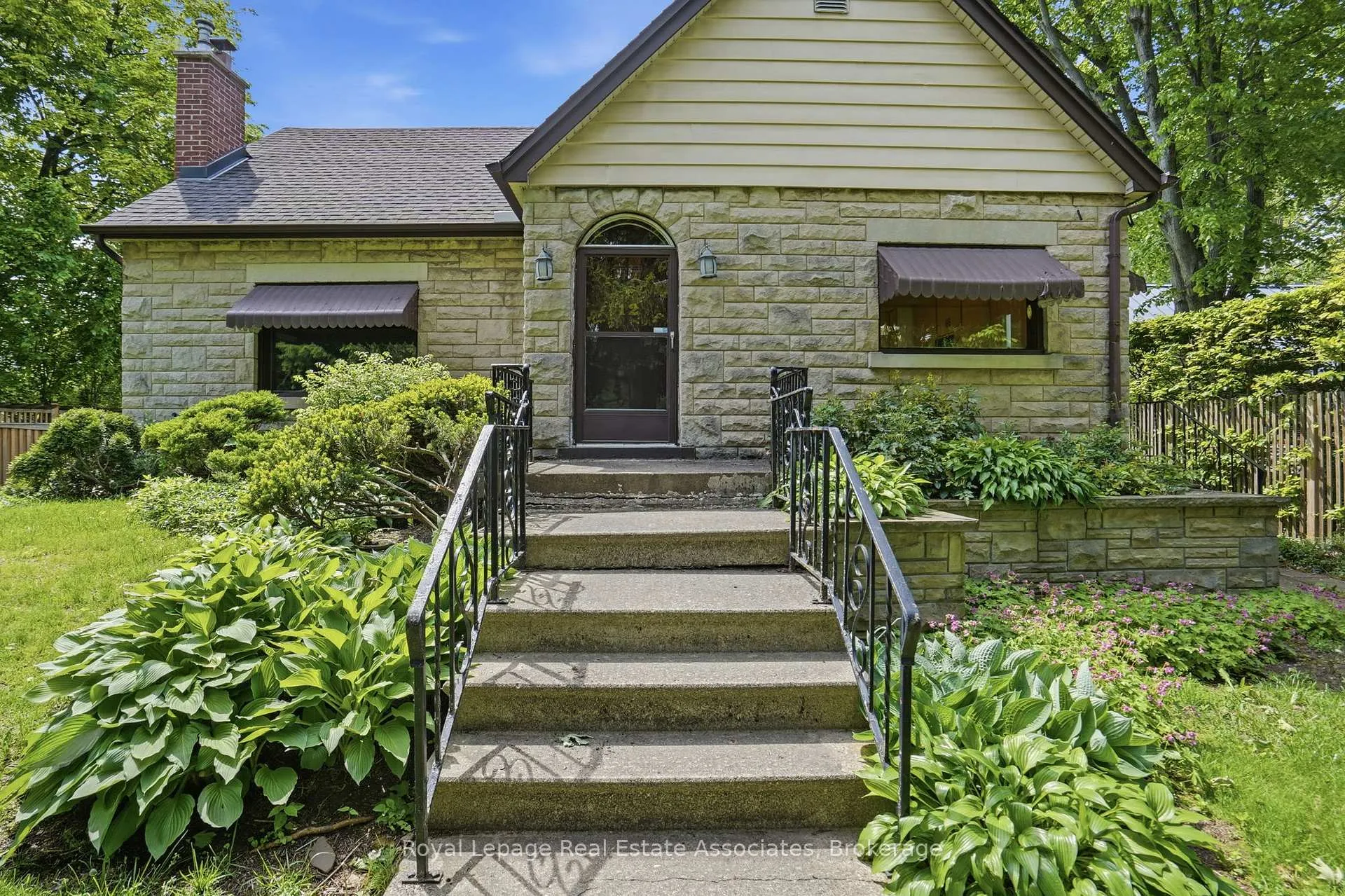Photo 4 of 12 Parkview Row, Hamilton, Dundas — HOMEH