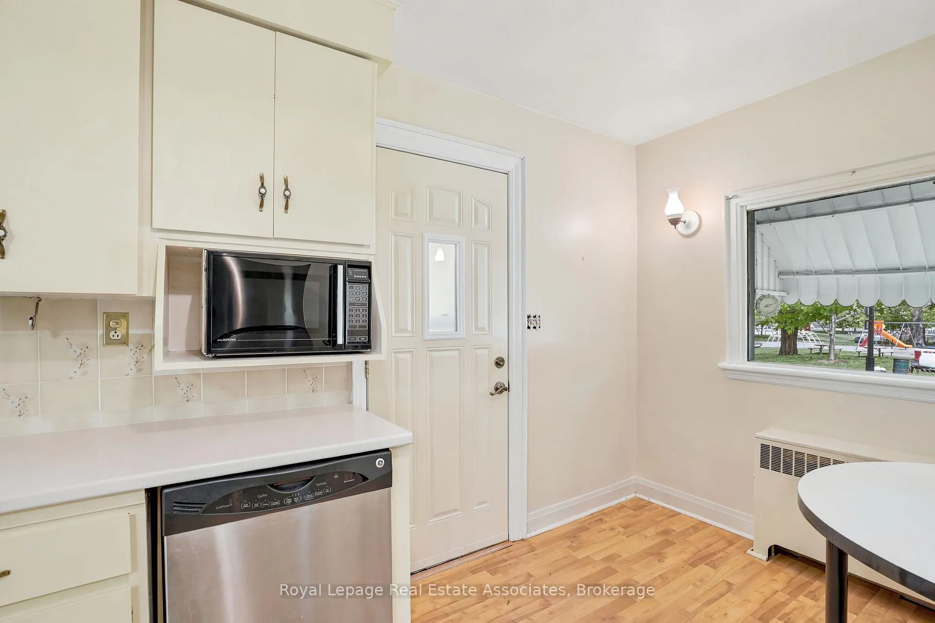 Photo 8 of 12 Parkview Row, Hamilton, Dundas — HOMEH